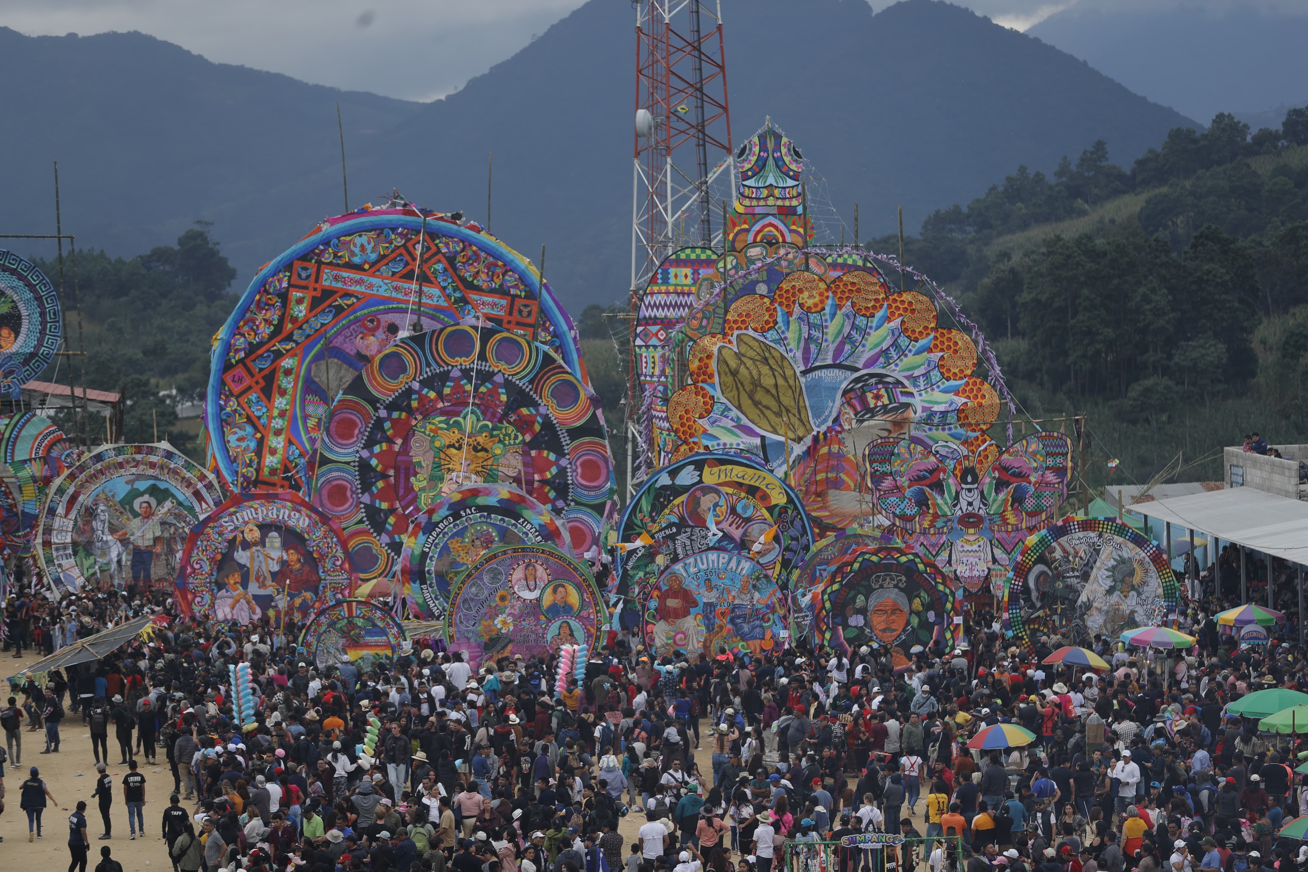 Con varios meses de anticipación, barrileteros preparan diseños especiales para mostrarlos a un costado del Cementerio General de Sumpango. (Foto Prensa Libre: Álvaro González) 