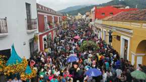 Bajo la temática de la obra literaria Alicia en el País de las Maravillas, este 16 de noviembre dio inicio el esperado Festival de las Flores en Antigua Guatemala, Sacatepéquez.

A primera hora de este domingo, miles de guatemaltecos y turistas se hicieron presentes en la ciudad colonial para deleitarse con las diferentes exposiciones y actividades relacionadas con la obra de Lewis Carroll.

Foto: BYRON RIVERA 
17/11/2024