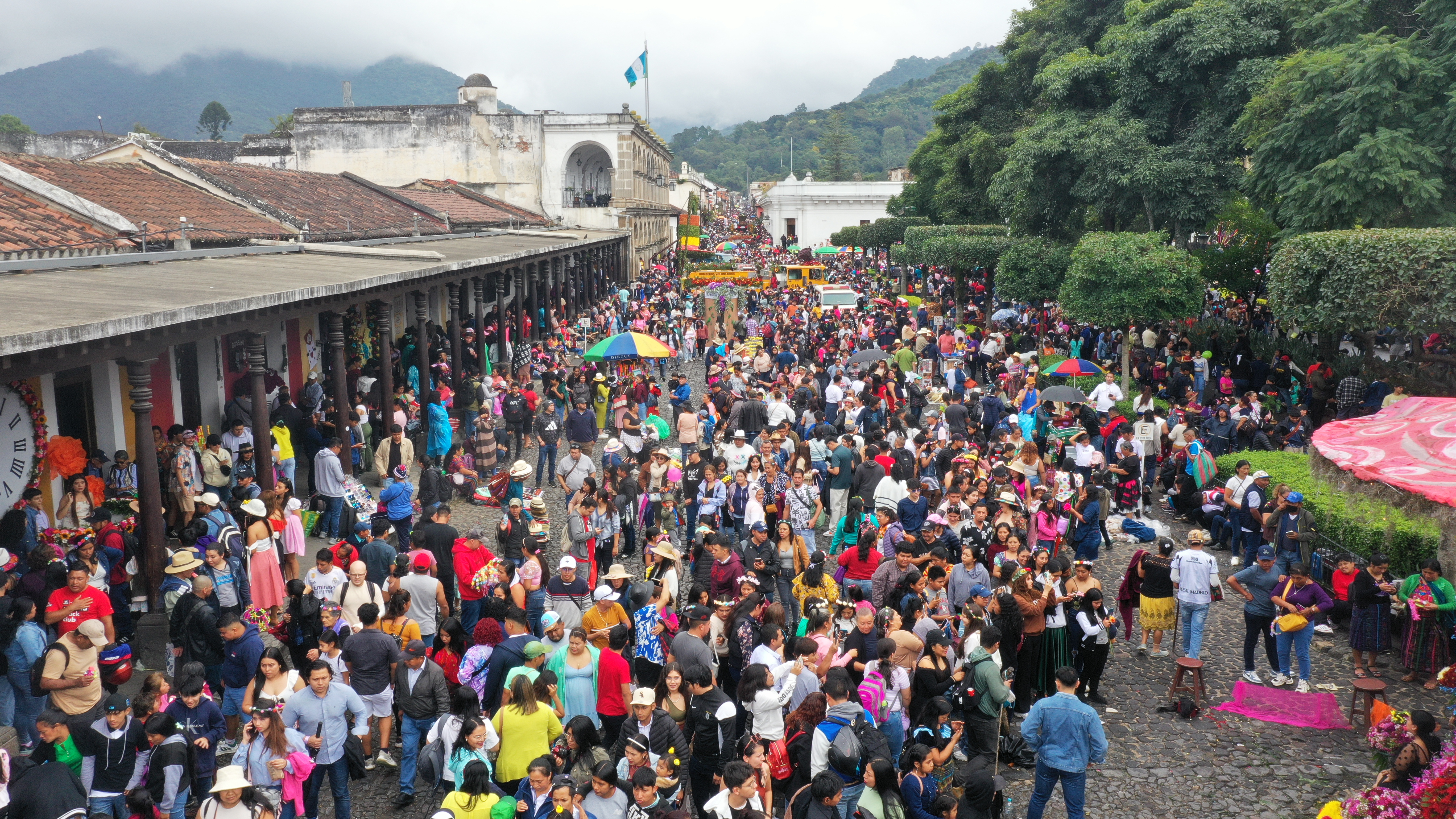 Una vista aérea del Festival de las Flores muestra a los visitantes recorriendo las calles de Antigua Guatemala.  (Foto Prensa Libre: Byron Rivera Baiza)