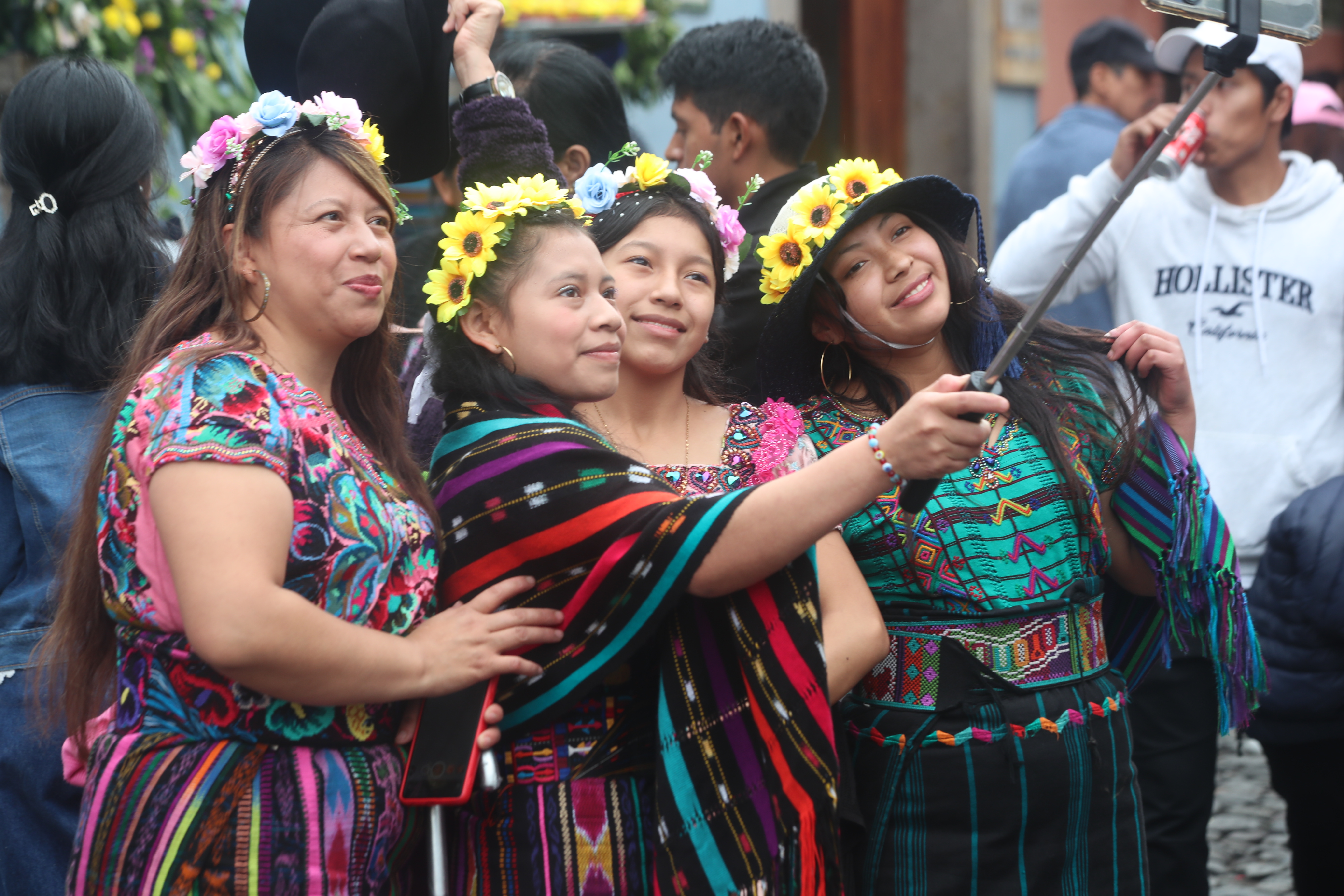 Visitantes de todas las partes del mundo disfrutan de un recorrido entre jardines aromáticos entre las calles empedradas de la Antigua Guatemala. (Foto Prensa Libre: Byron Rivera Baiza)