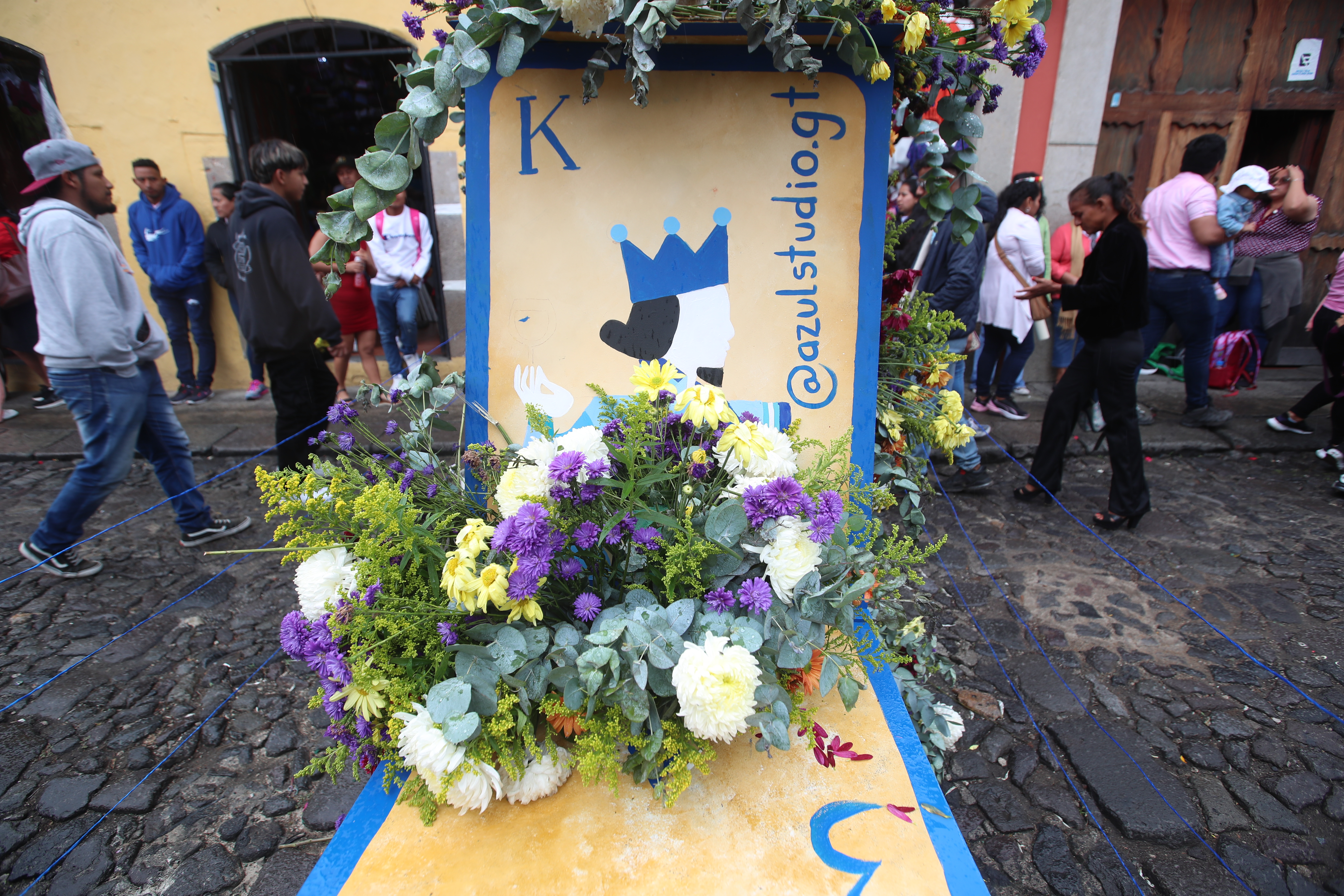 Las cartas de la Reina de Corazones cobran vida en el Festival de las Flores, transformadas en vibrantes figuras florales que adornan las calles de Antigua Guatemala.  (Foto Prensa Libre: Byron Rivera Baiza)