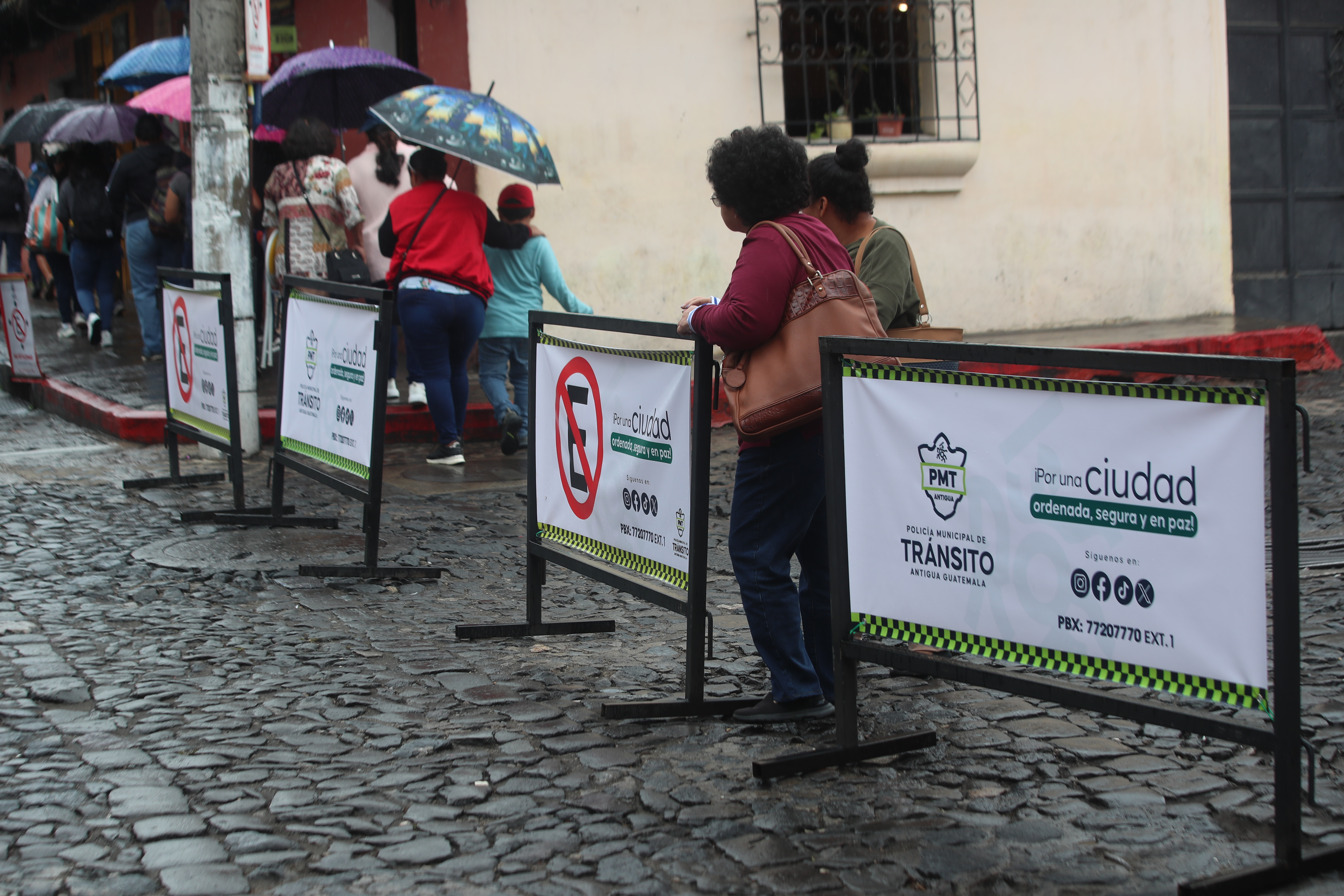 La afluencia masiva de visitantes al Festival de las Flores en Antigua Guatemala llevó al cierre de varias calles, transformándolas en vibrantes corredores peatonales llenos de color y arte. (Foto Prensa Libre: Byron Rivera Baiza)