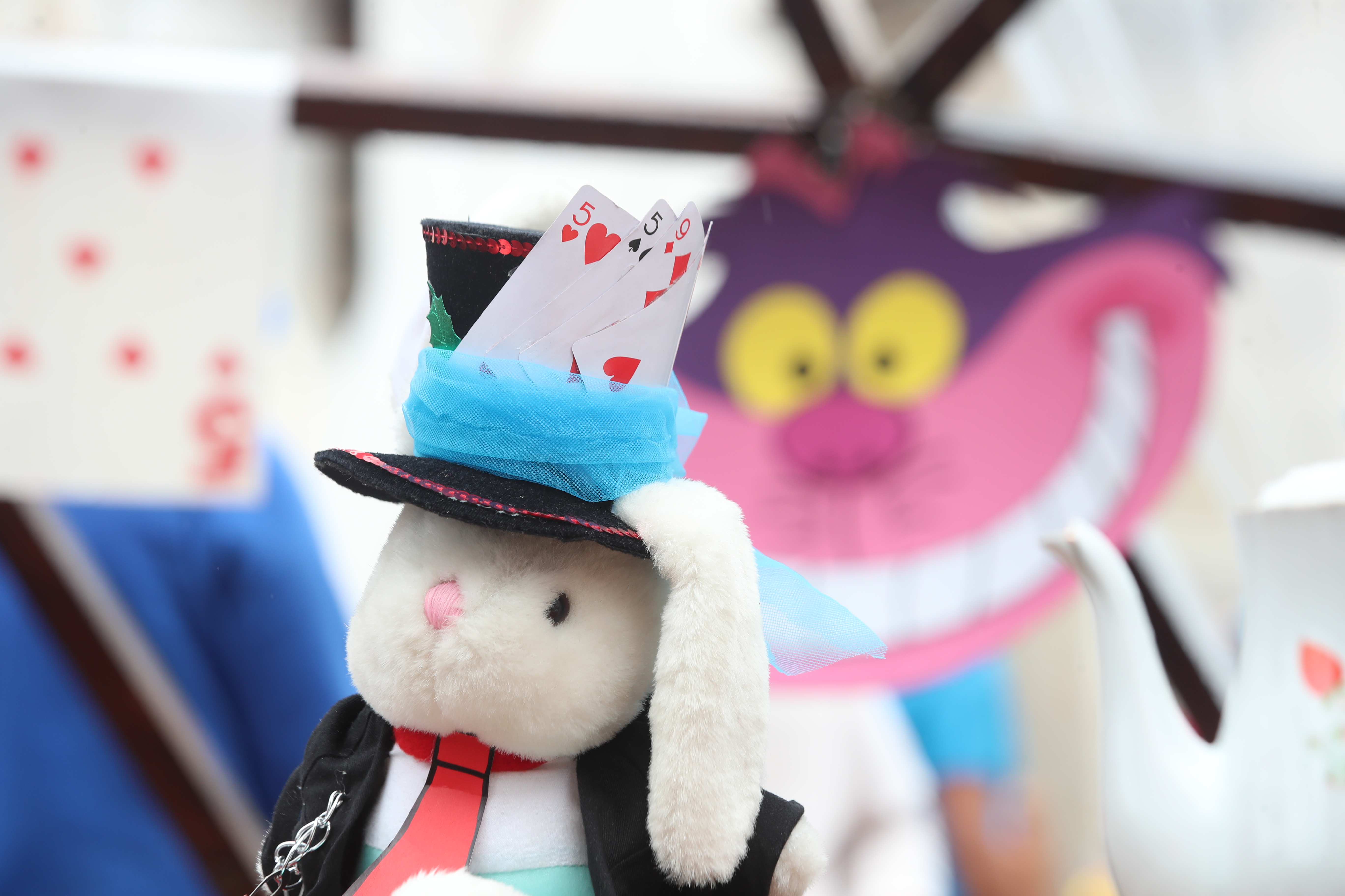 Personajes de peluche inspirados en Alicia en el País de las Maravillas se integran a los monumentos florales, añadiendo un toque lúdico y mágico a las instalaciones que adornan las calles de Antigua Guatemala. (Foto Prensa Libre: Byron Rivera Baiza)