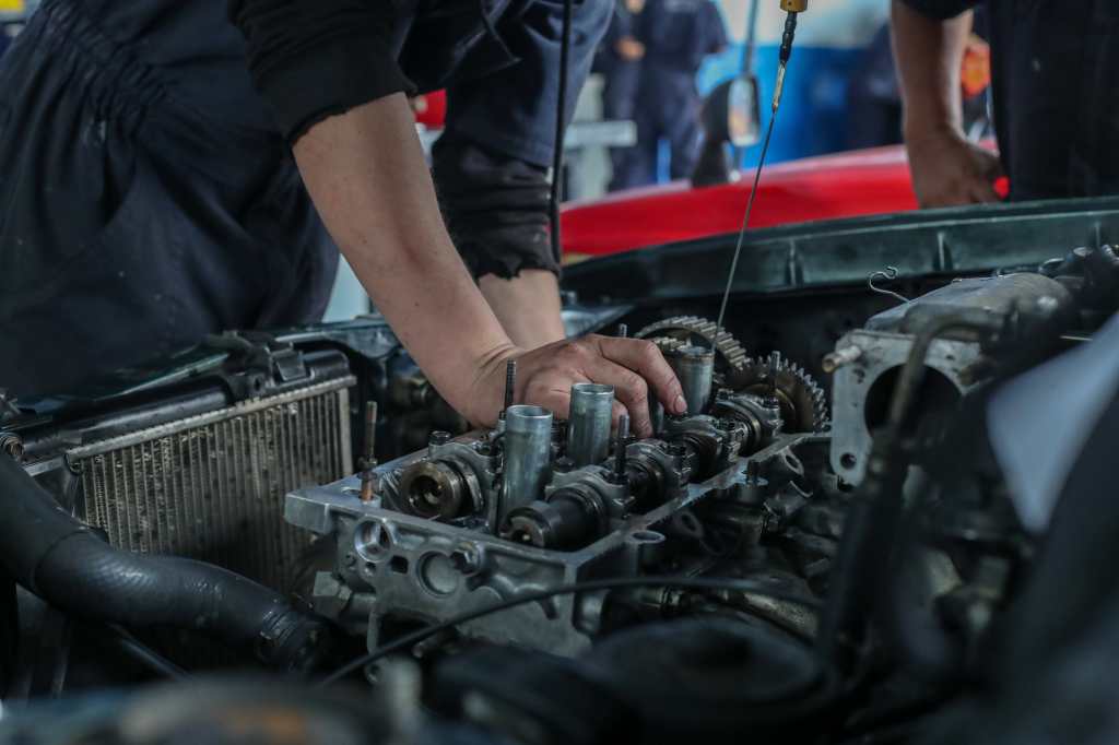 Estudiantes indígenas guatemaltecos reciben formación técnica y apoyo económico a través de las Becas Talento del Intecap en zonas rurales.