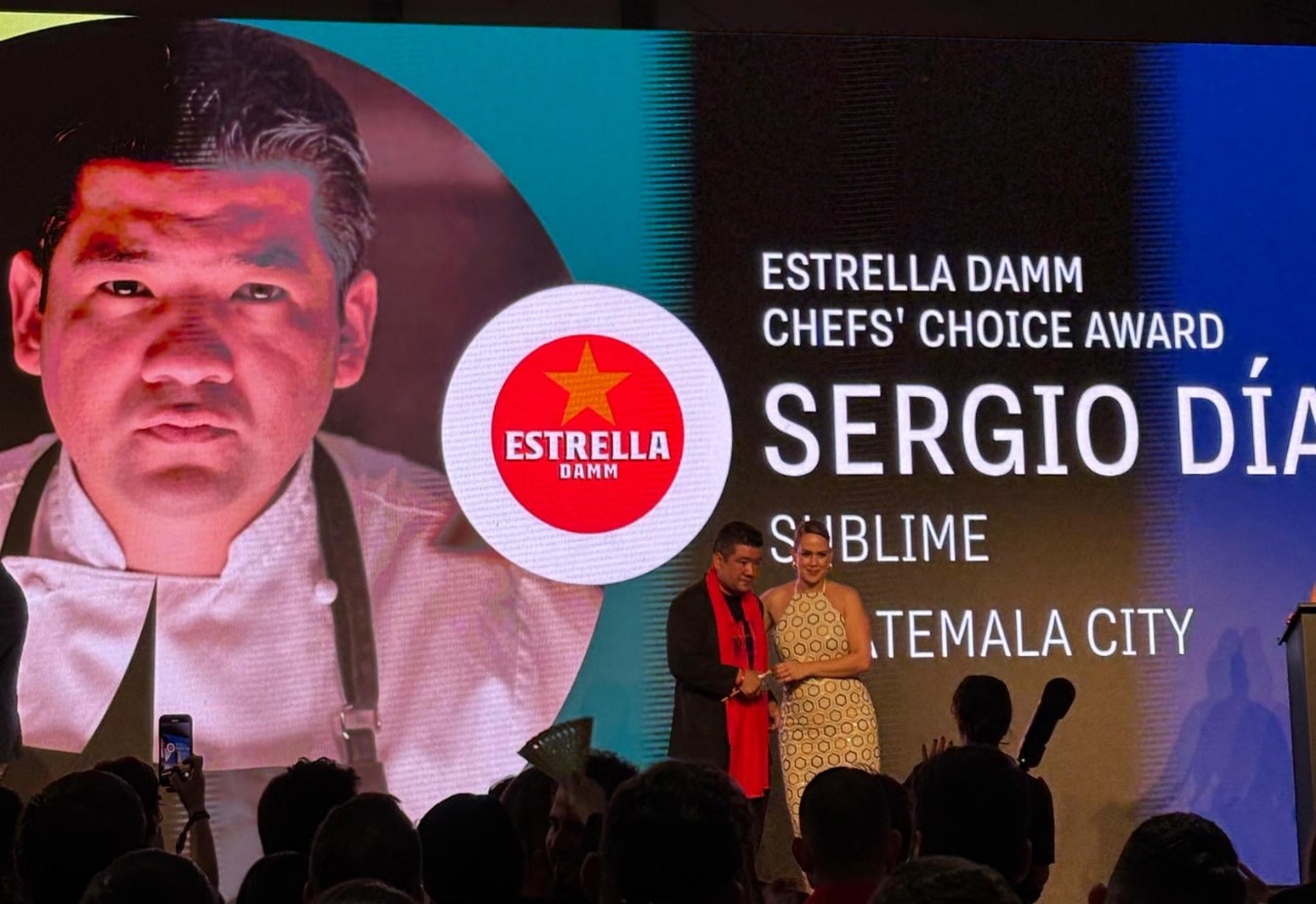 El chef guatemalteco Sergio Díaz es reconocido con el galardón “Estrella Damm Chef´s Choice Award” en Brasil