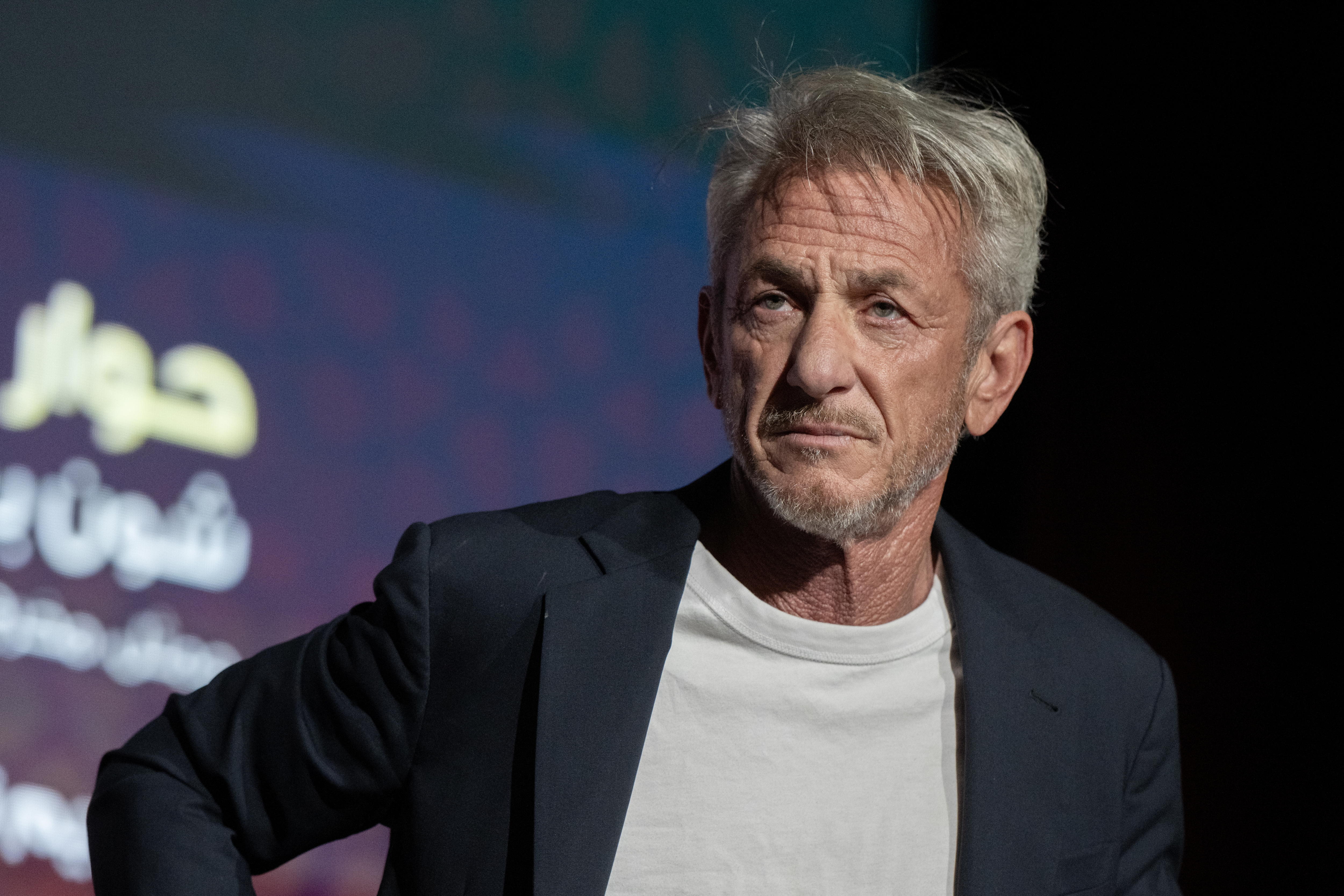 Marrakesh (Morocco), 04/12/2024.- US actor Sean Penn attends a panel discussion with former Sydney film festival director Nashen Moodley (not pictured) during the 21st Marrakech International Film Festival (FIFM) in Marrakesh, Morocco, 04 December 2024. The film festival takes place from 29 November to 07 December 2024. (Cine, Cine, Marruecos) EFE/EPA/JALAL MORCHIDI