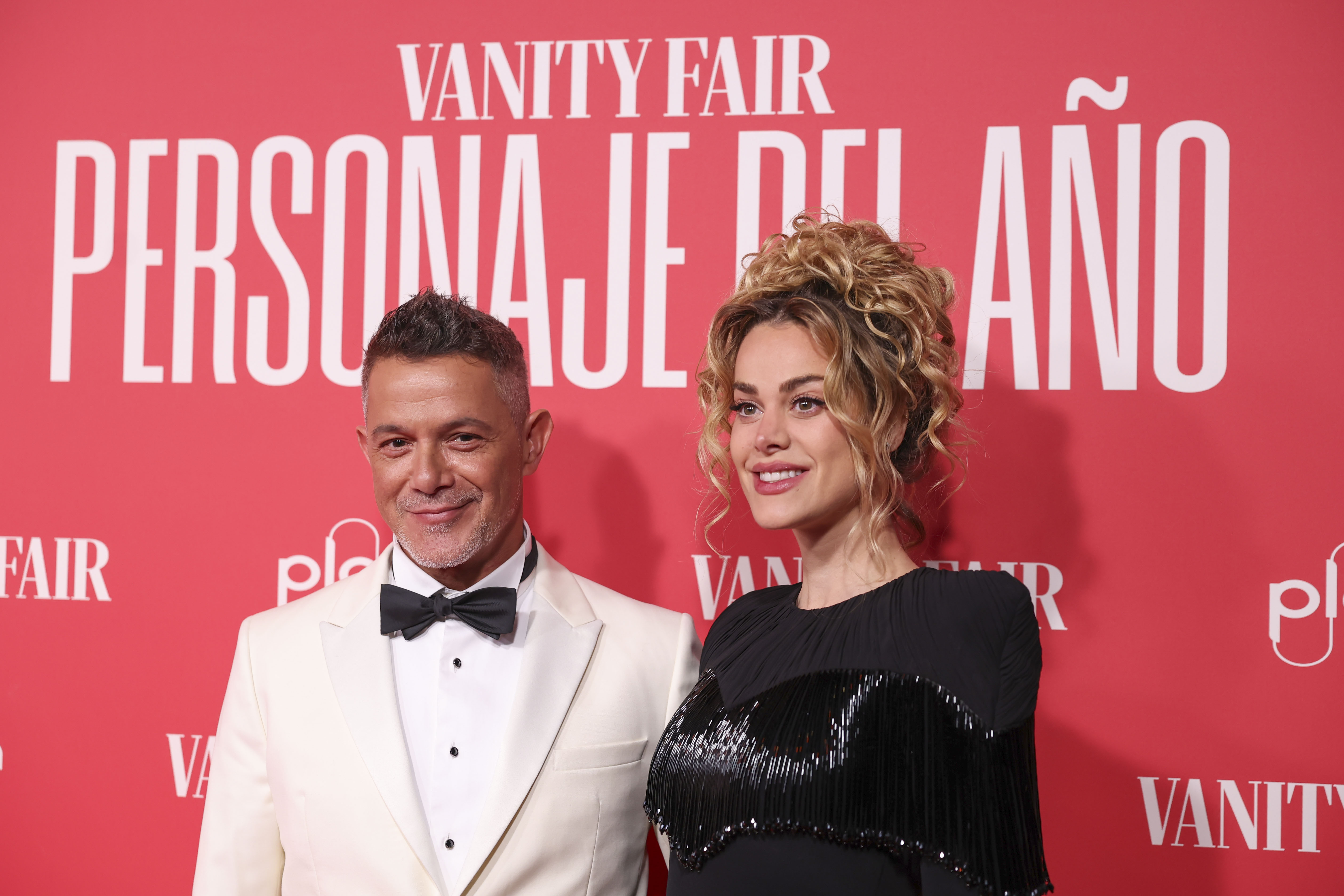 MADRID, 04/12/2024.- El cantautor y compositor Alejandro Sanz y su novia, la actriz Candela Márquez, posan a su llegada a la alfombra roja del acto de entrega del premio Personaje del Año Vanity Fair 2024 al cantautor, este miércoles en Madrid. EFE/ Kiko Huesca