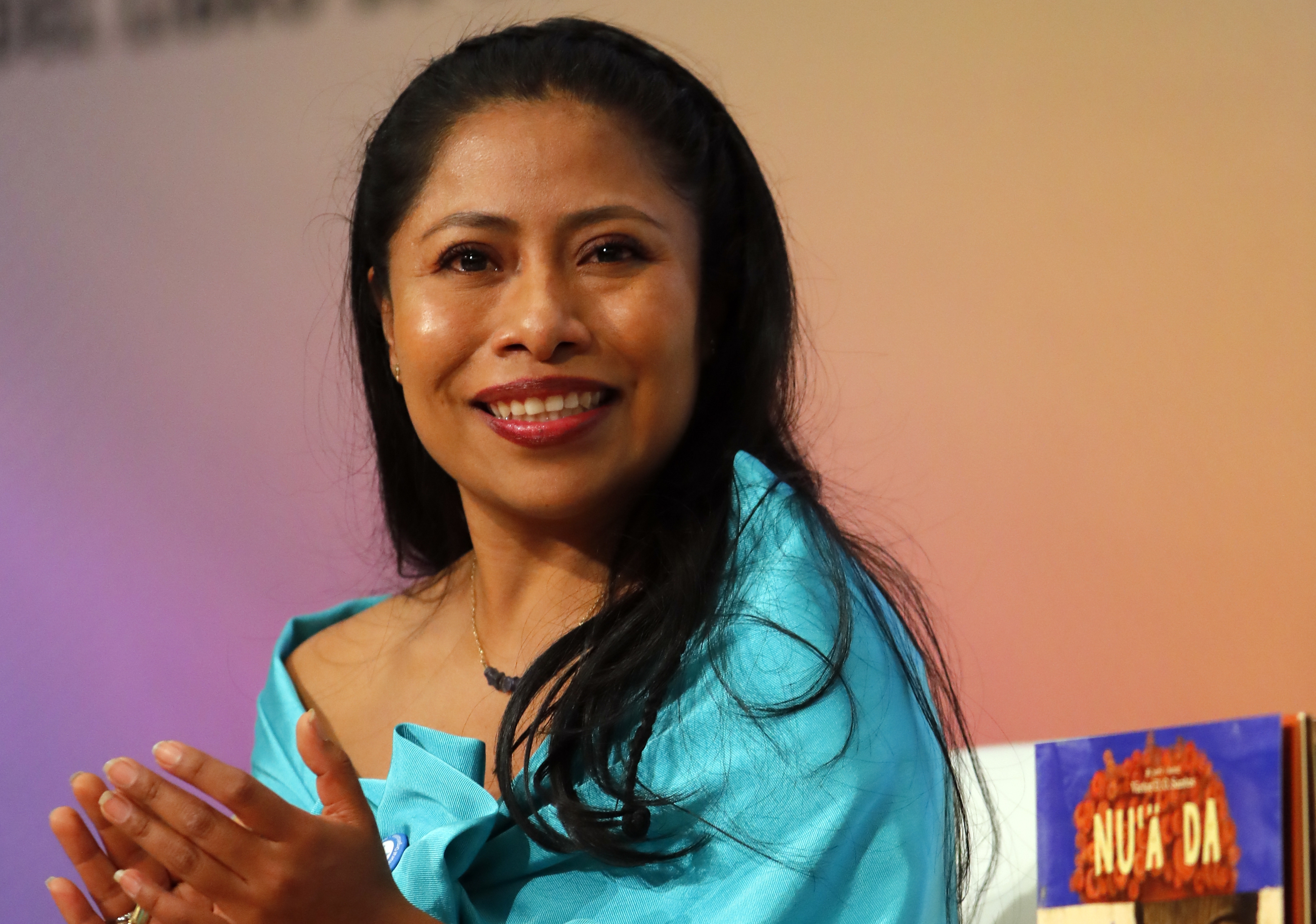 La actriz mexicana Yalitza Aparicio comparte la historia de las mujeres o abuelas de Sapur Zarco de Guatemala en un documental en el que también describe sus pensamientos, temores y experiencias.  (Foto Prensa Libre: EFE)