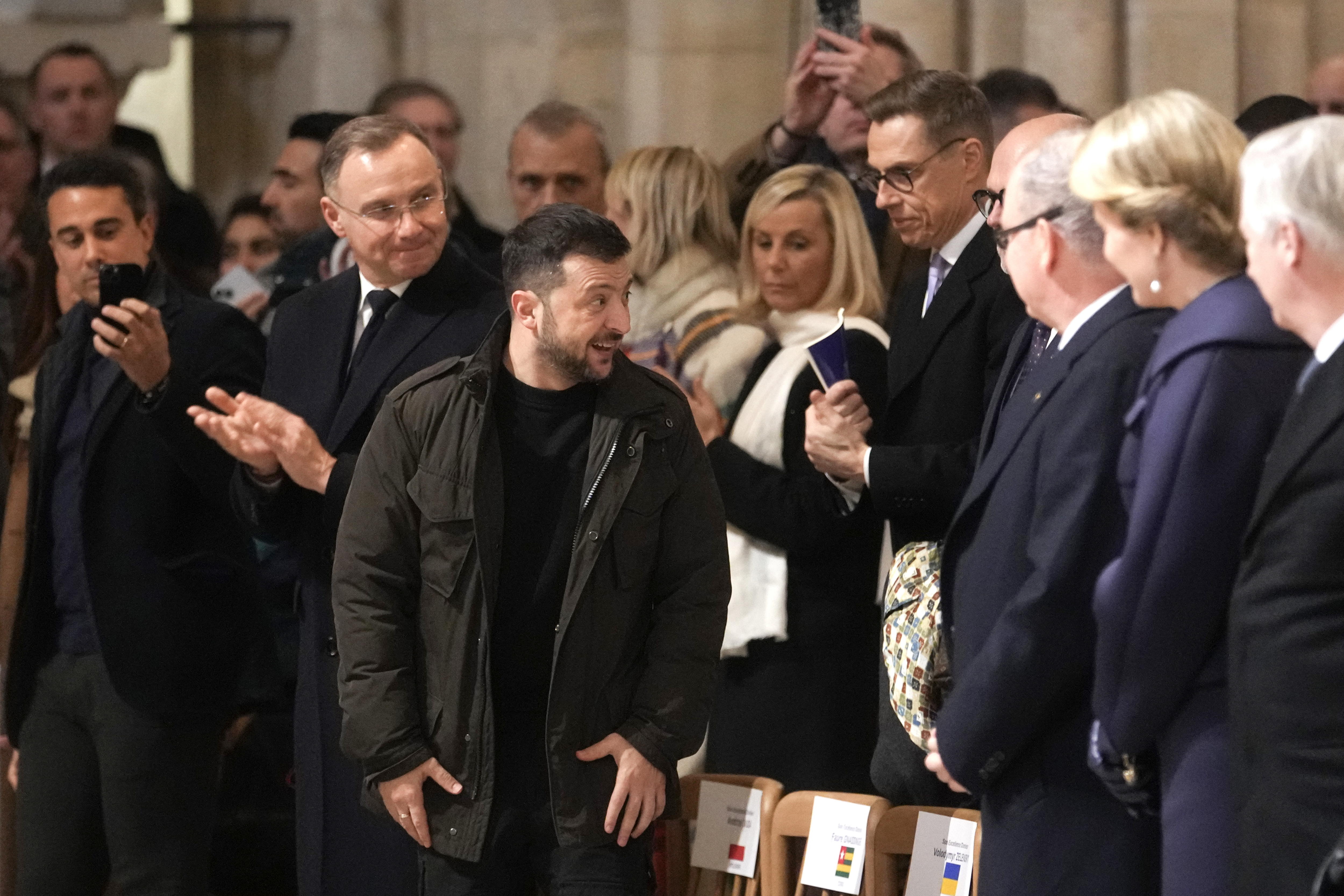 Quienes asisitieron a la reapertura de Notre Dame en París Francia'