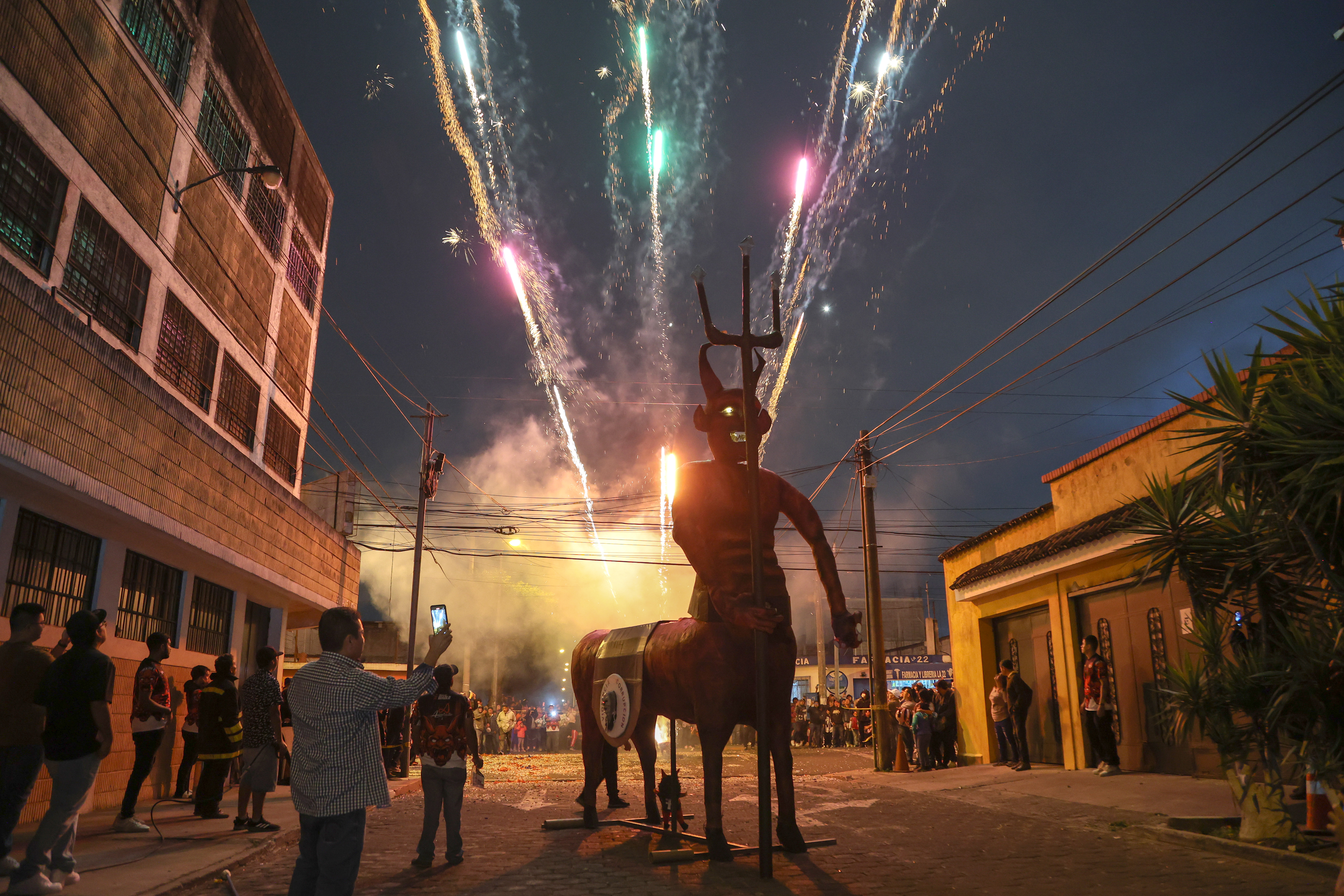 Día de la quema del diablo en Guatemala: Su origen e historia