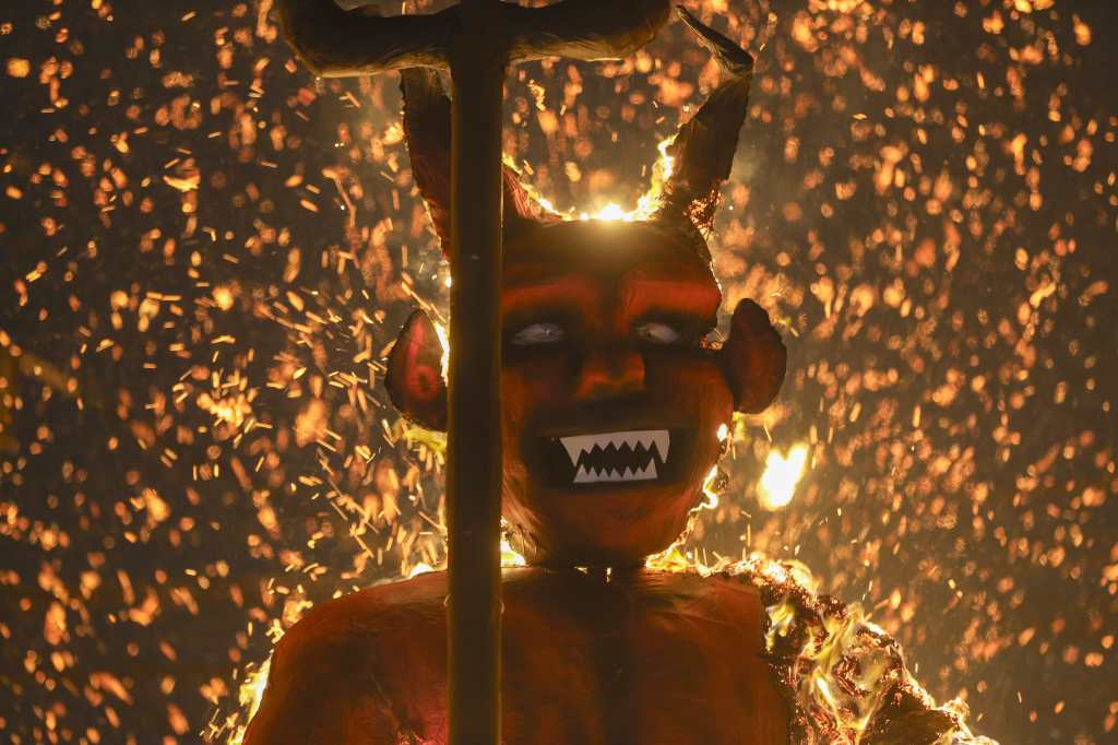 AME4010. CIUDAD DE GUATEMALA (GUATEMALA), 07/12/2024.- Una figura en forma de diablo es quemada este sábado en Ciudad de Guatemala (Guatemala). De acuerdo con la tradición, se organizan distintas fogatas para quemar de forma simbólica a la figura de este ente que simboliza el pecado y el mal desde una perspectiva religiosa. EFE/ Mariano Macz