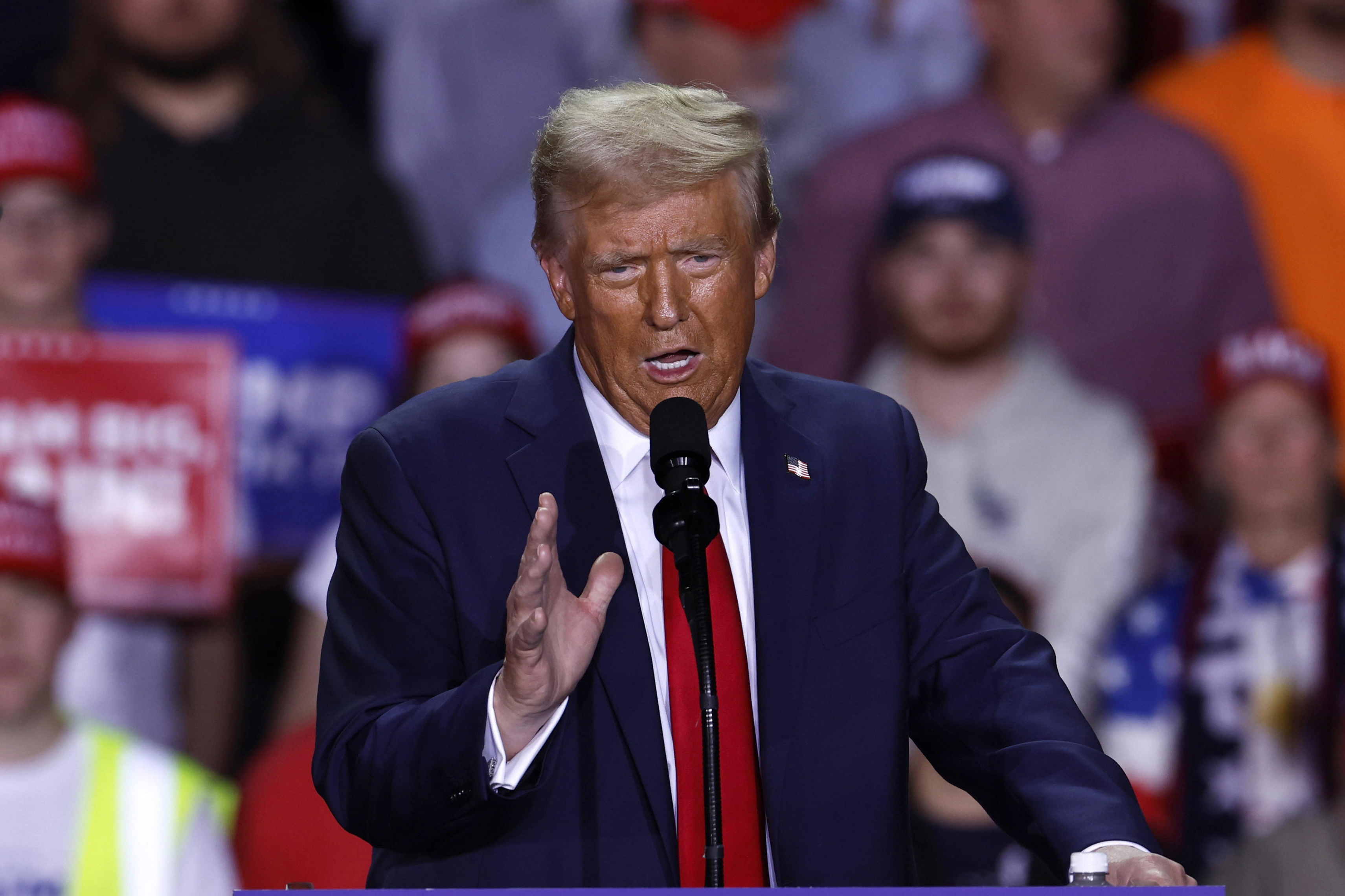 Trump dice que consideraría la posibilidad de que Estados Unidos abandone la OTAN