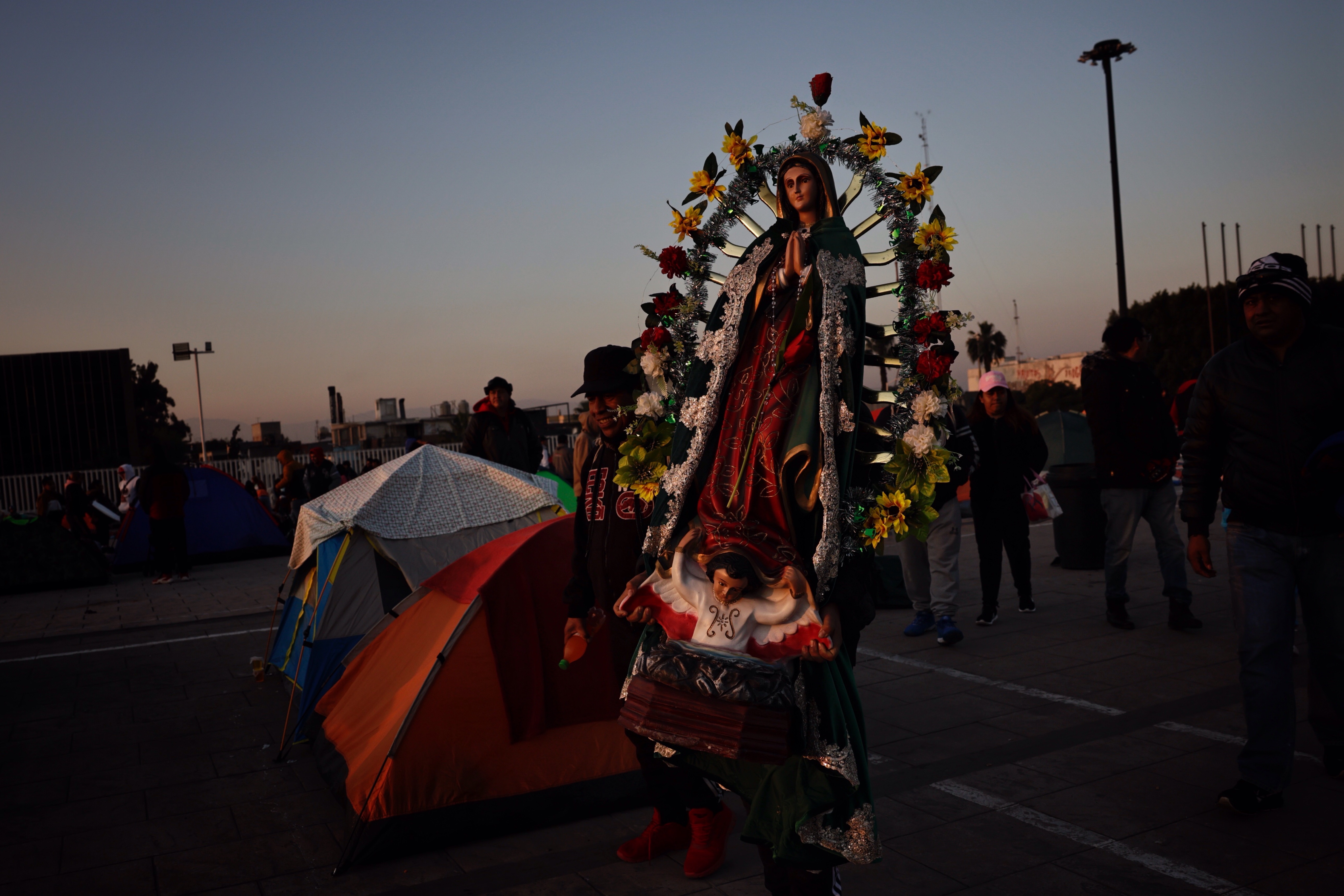 Miles de feligreses acuden a la Basílica de Guadalupe en México'