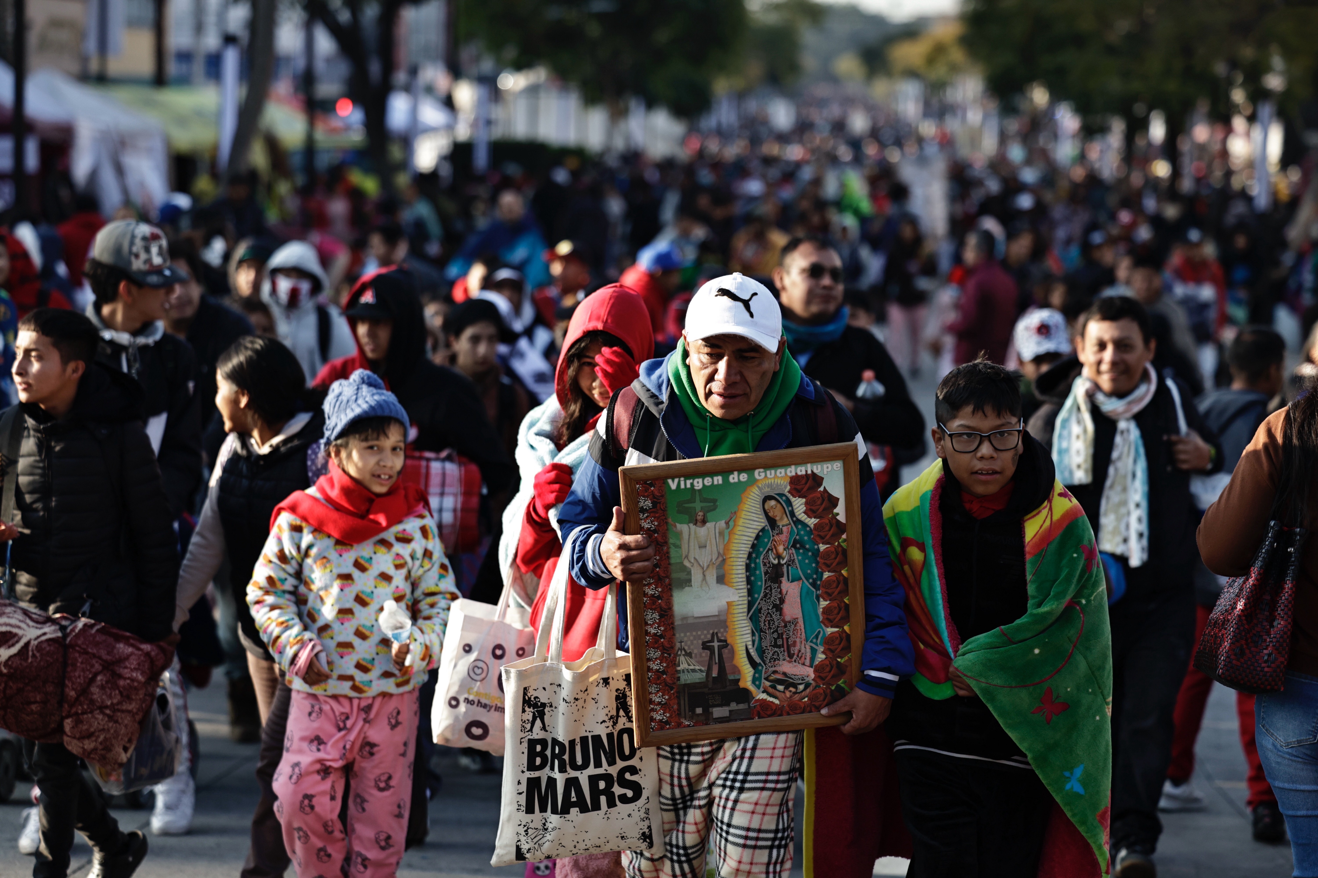 Miles de feligreses acuden a la Basílica de Guadalupe en México'