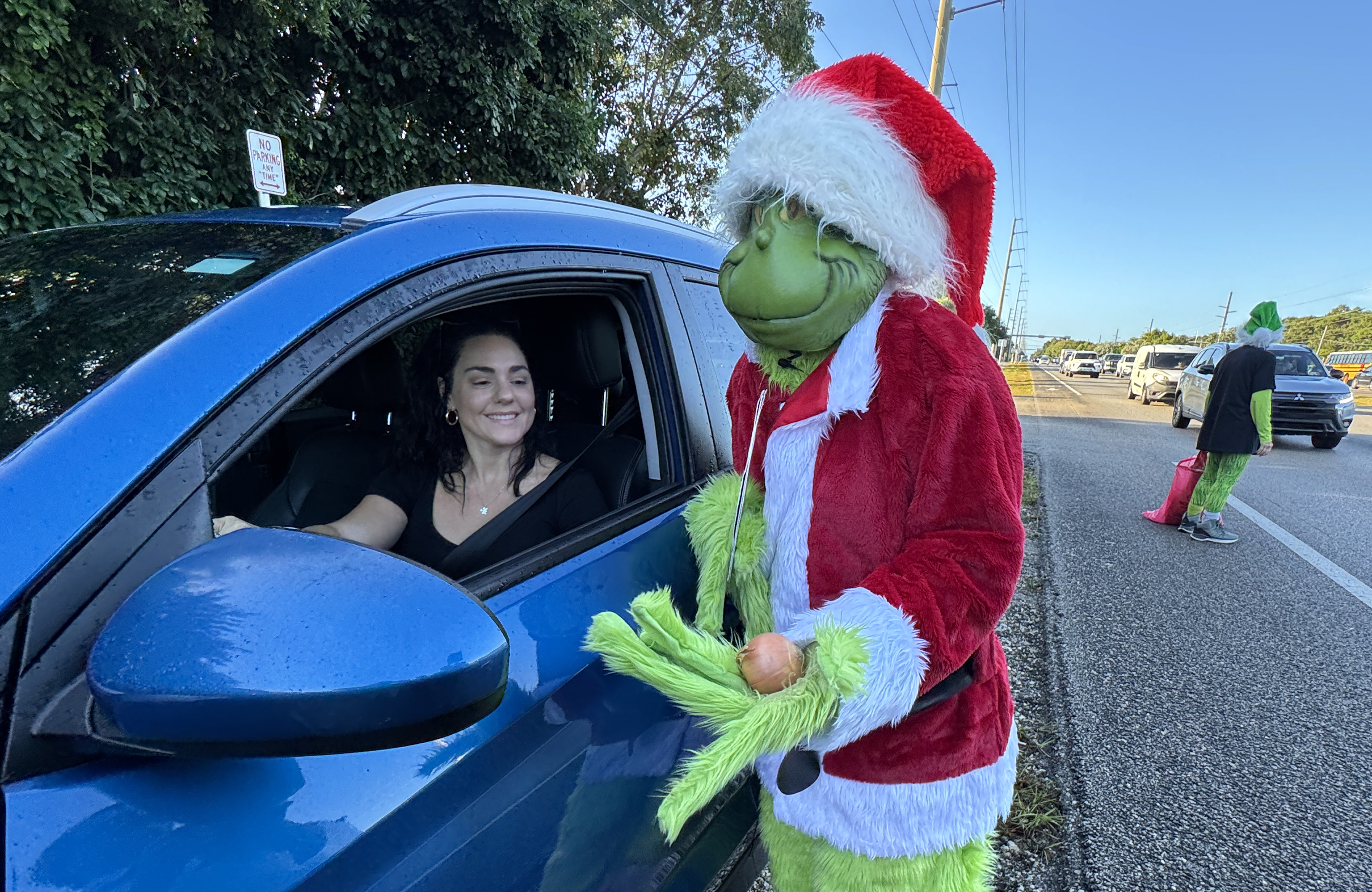 Hombre disfrazado de Grinch ofrece una multa o una cebolla a conductores infractores en Florida
