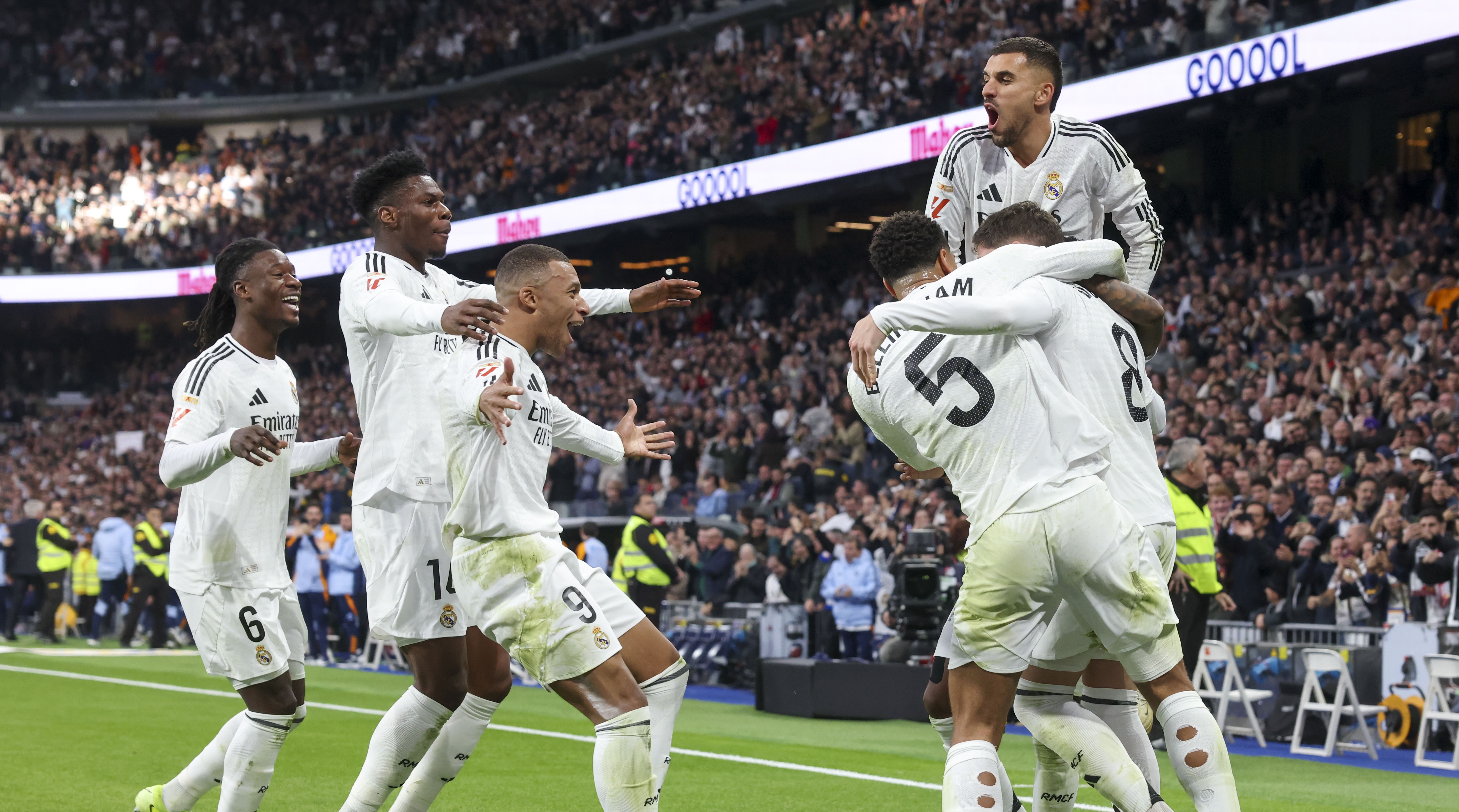 El Real Madrid desplaza al Barcelona y se pone segundo al ganar al Sevilla por 4-2