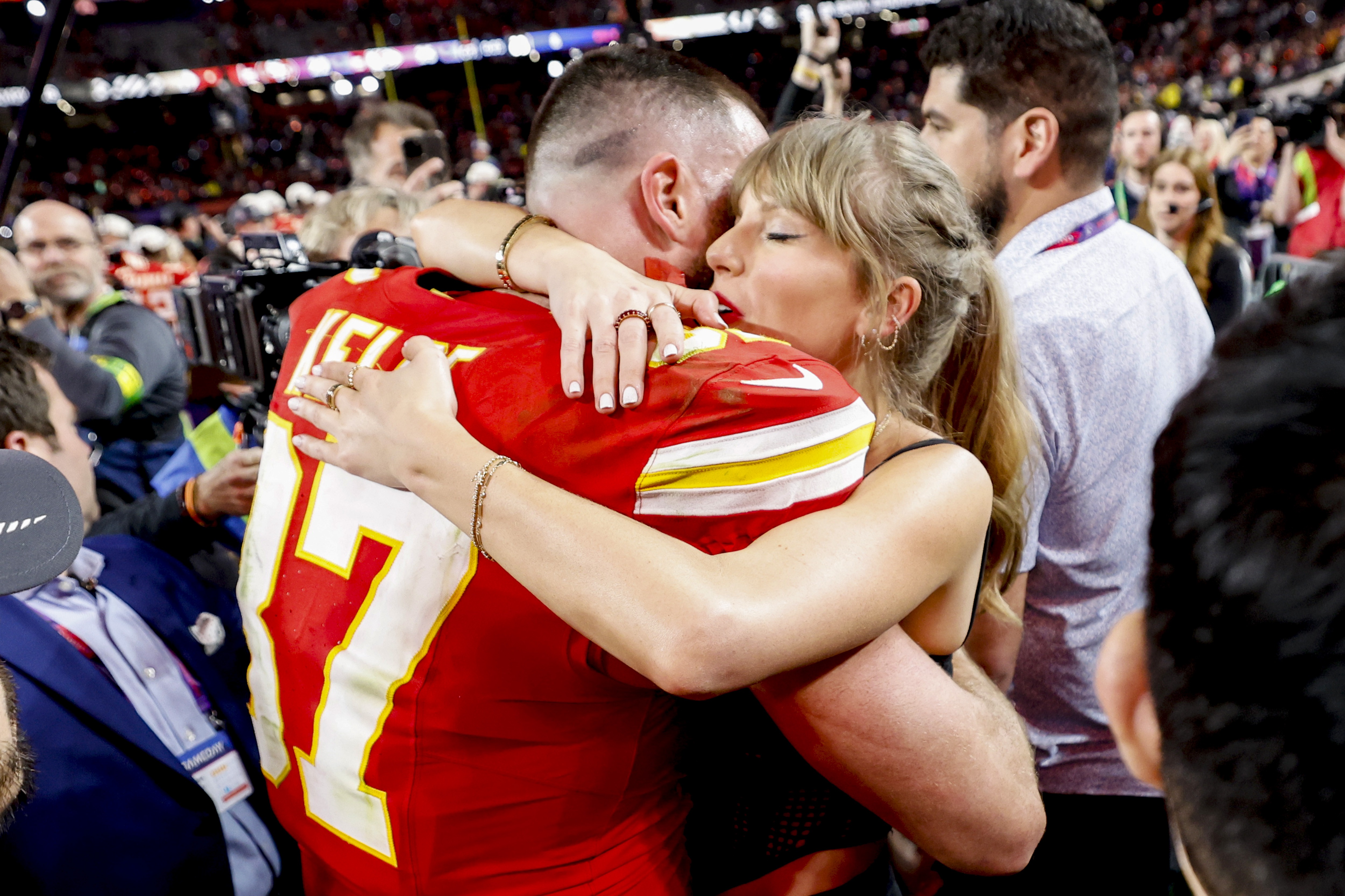 La cantante Taylor Swift se abraza a su novio, el jugador de Travis Kelce.  Se espera que la pareja se case en 2026.  (Foto Prensa Libre: EFE)