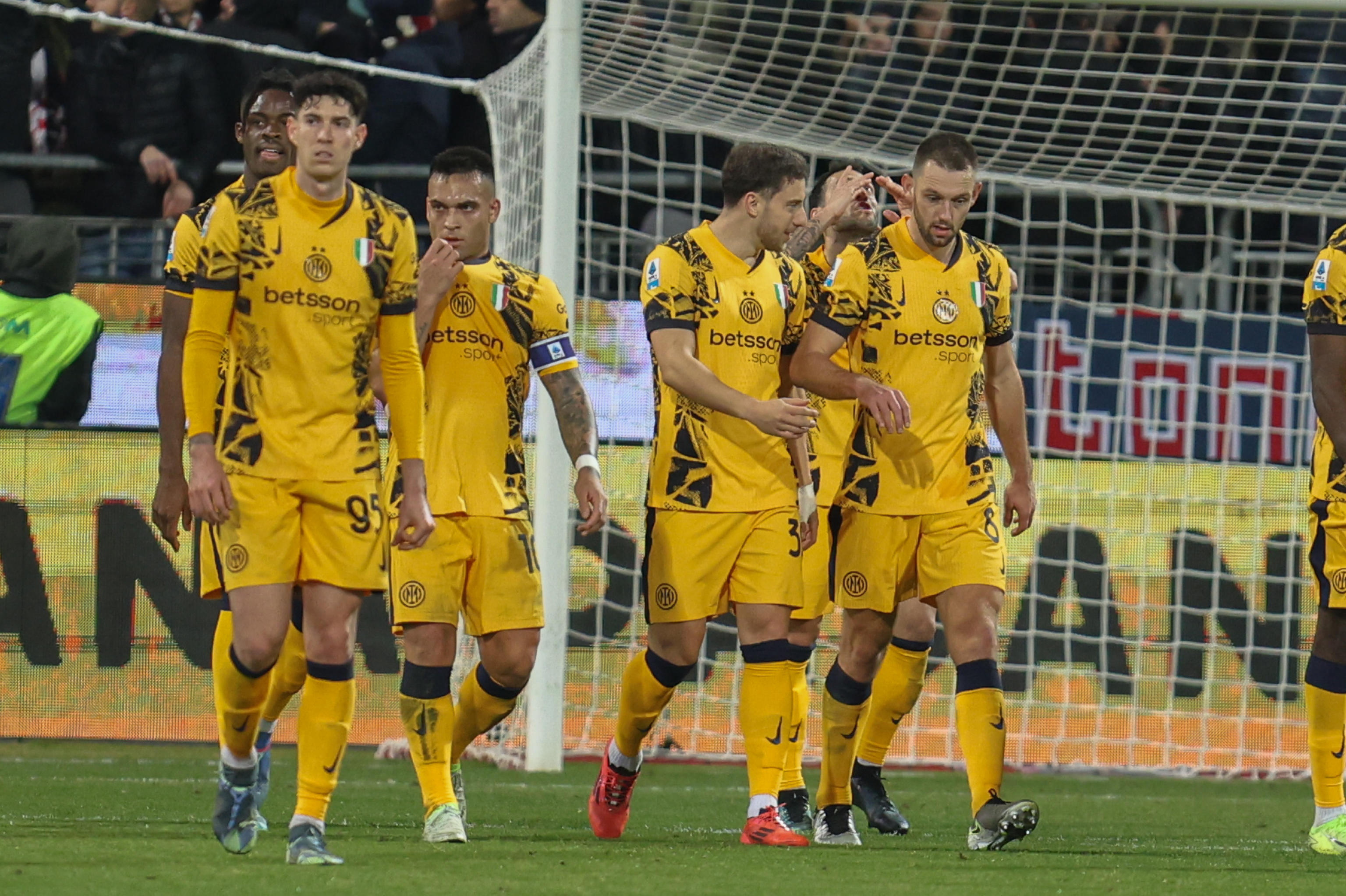 Inter mete presión al Atalanta en la cima de la Serie A tras golear al Cagliari