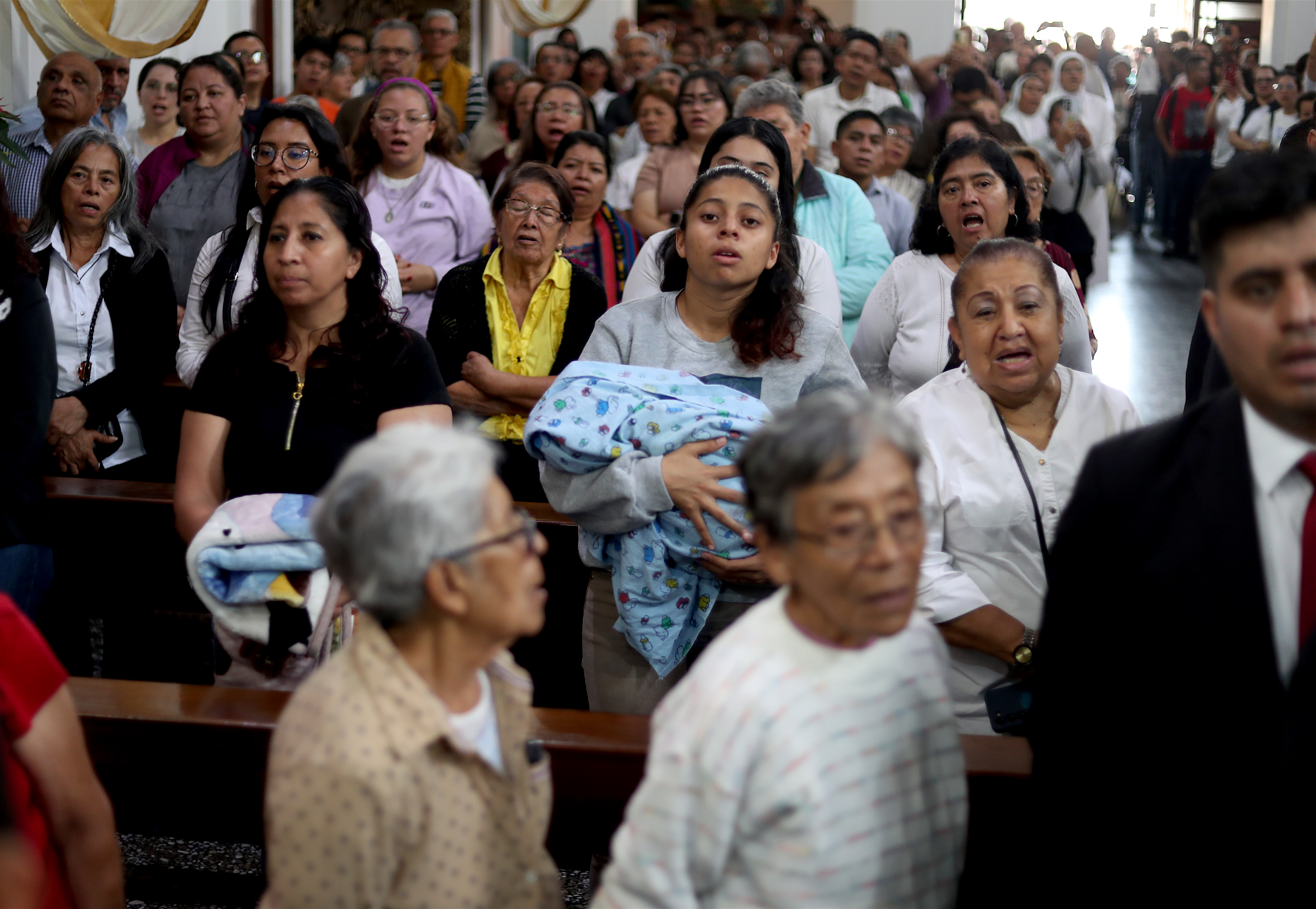 Fieles católicos acudieron al templo de Santa Rosa para iniciar con la ceremonia de la inauguración del año jubilar 2025. (Foto Prensa Libre: Esbin Garcia)
