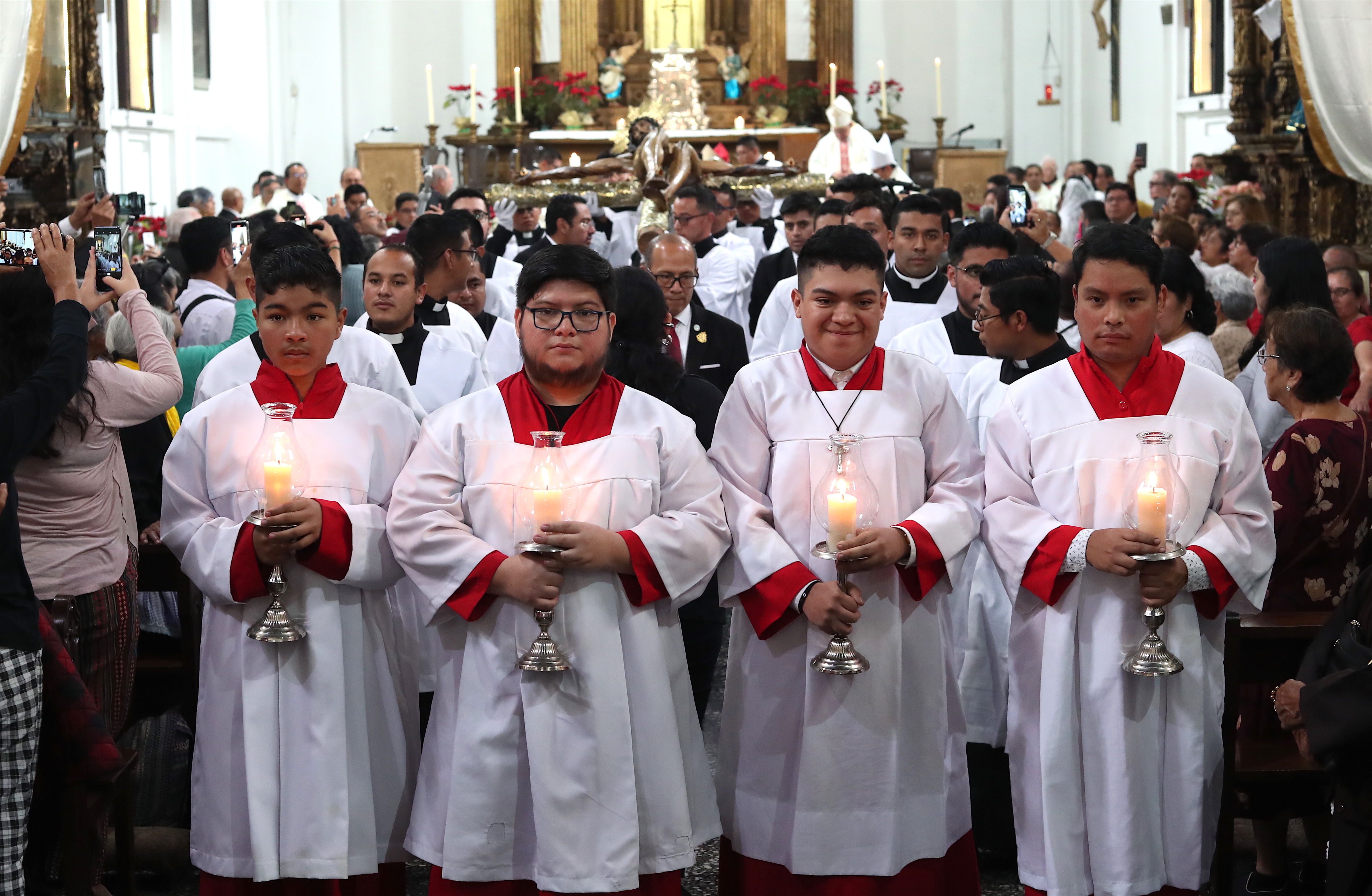 En el año jubilar la feligresía católica guatemalteca, podrá obtener la indulgencia plenaria en seis templos, siendo los siguientes: Catedral Metropolitana en la ciudad de Guatemala, Parroquia San José ubicada en Palencia, Santuario Arquidiocesano de adoración perpetua en Mixco, Santuario del Hermano Pedro o iglesia de San Francisco El Grande ubicada en Antigua Guatemala y el Santuario de San Felipe Apóstol, ubicado también en Antigua Guatemala. (Foto Prensa Libre: Esbin Garcia)

 





