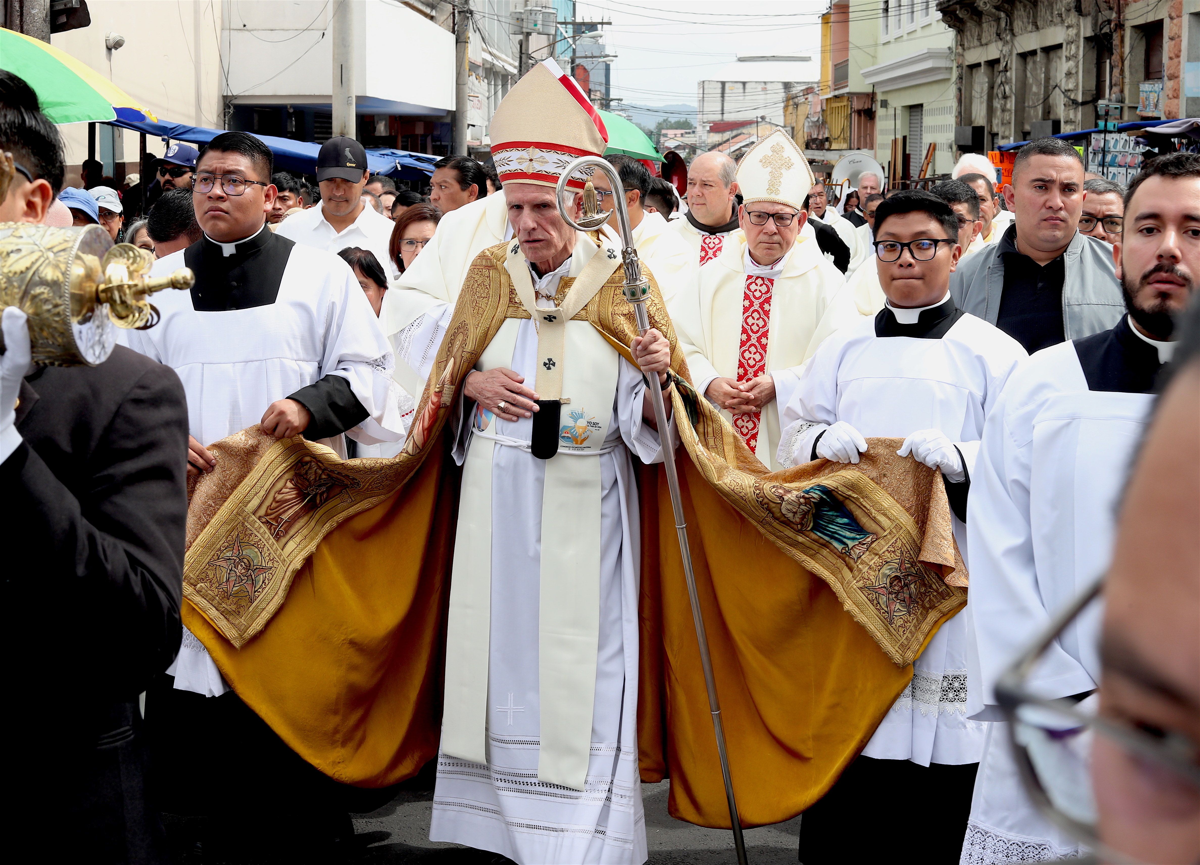 Monseñor Gonzálo de Villa, Arzobispo de Guatemala, presidió la Santa Misa en la fiesta de la Sagrada Familia, marcando la apertura oficial del Jubileo. En su homilía, invitó a los fieles a vivir este año como un tiempo de gracia, renovación espiritual y compromiso con la esperanza. (Foto Prensa Libre: Esbin Garcia)