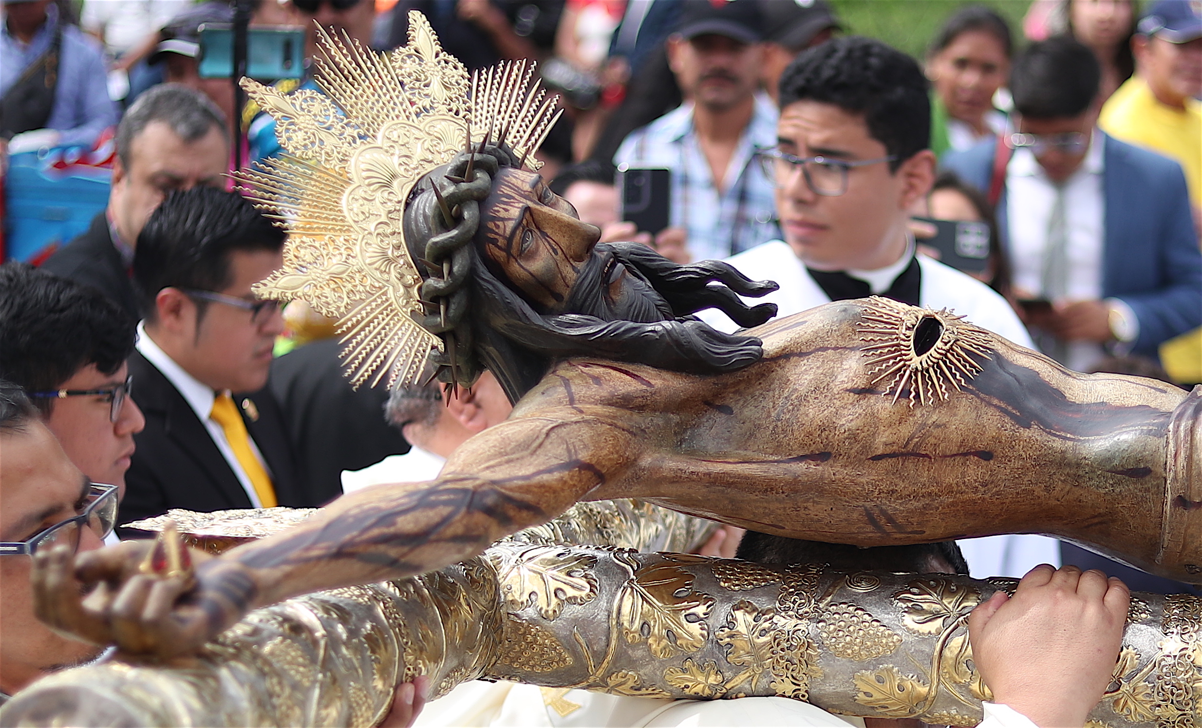 El momento cumbre fue la peregrinación hacia la Catedral, encabezada por el Santo Cristo de los Reyes, imagen histórica del siglo XVI que permanecerá en el presbiterio durante todo el año. (Foto Prensa Libre: Esbin Garcia)
