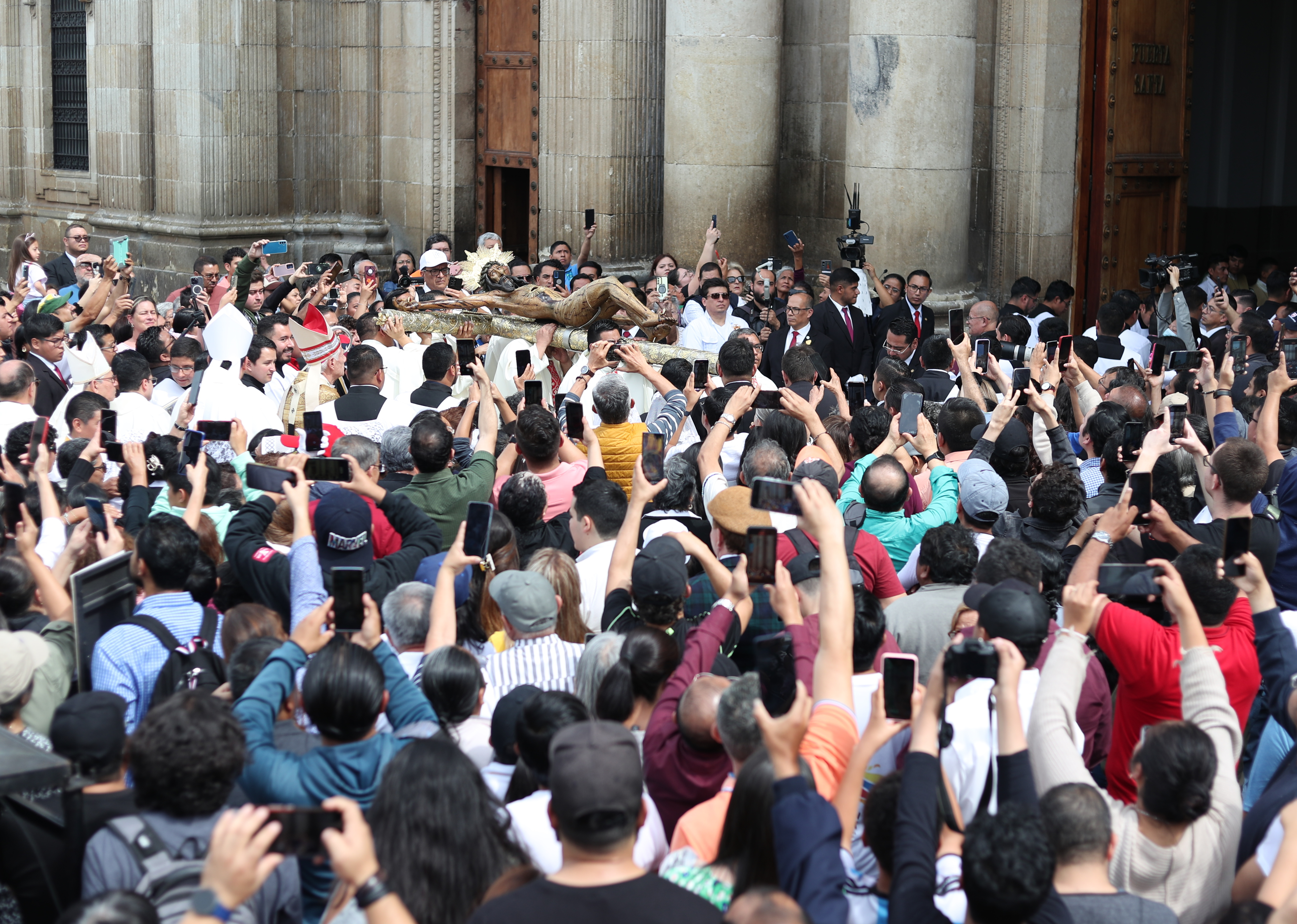 Al llegar a la Catedral, los fieles atravesaron la puerta principal, símbolo de Cristo, para luego participar en la conmemoración del bautismo y recibir la aspersión con agua bendita. (Foto Prensa Libre: Esbin Garcia)

