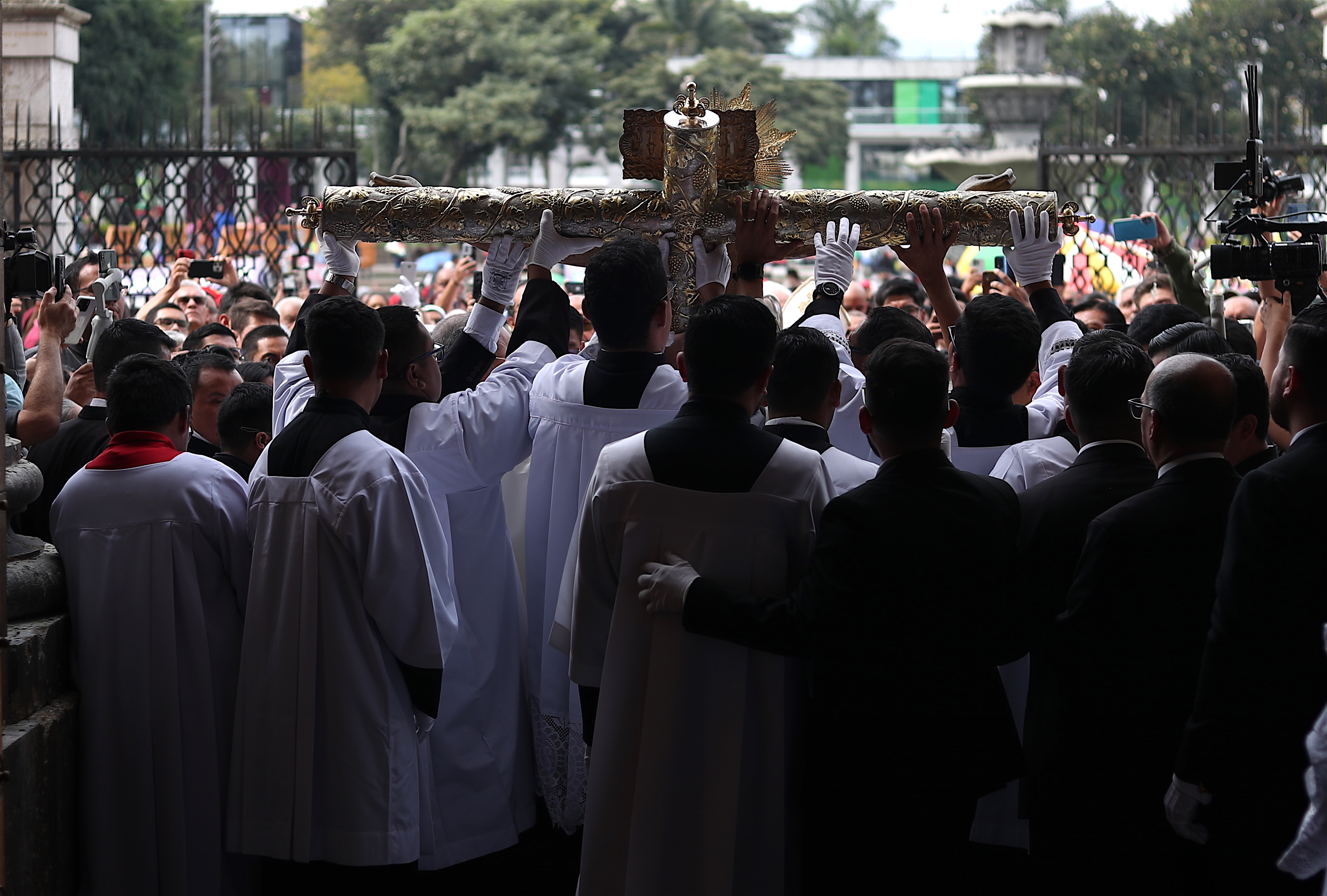 Para obtener la indulgencia, se requiere cumplir con las condiciones habituales: confesión sacramental, comunión eucarística y oración por las intenciones del Papa. Además, se debe realizar una peregrinación a uno de los templos jubilares, participar en la Eucaristía o en algún acto de piedad jubilar. (Foto Prensa Libre: Esbin Garcia)