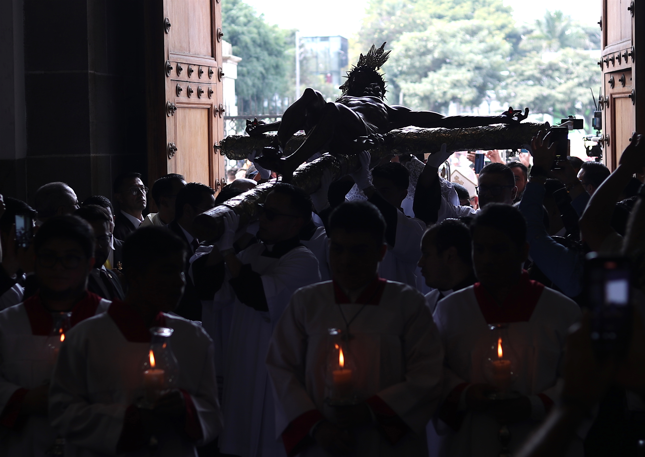 El Año Jubilar 2025 se celebra cada 25 años y es una ocasión especial para acercarse a Dios y recibir su misericordia. La Arquidiócesis de Guatemala invita a todos los fieles a vivir este tiempo de gracia con fe, esperanza y caridad. (Foto Prensa Libre: Esbin Garcia)