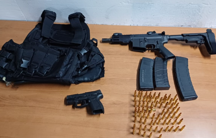 Detienen a dos personas cuando es estado de ebriedad viajaban en vehículo y les decomisan armas y municiones