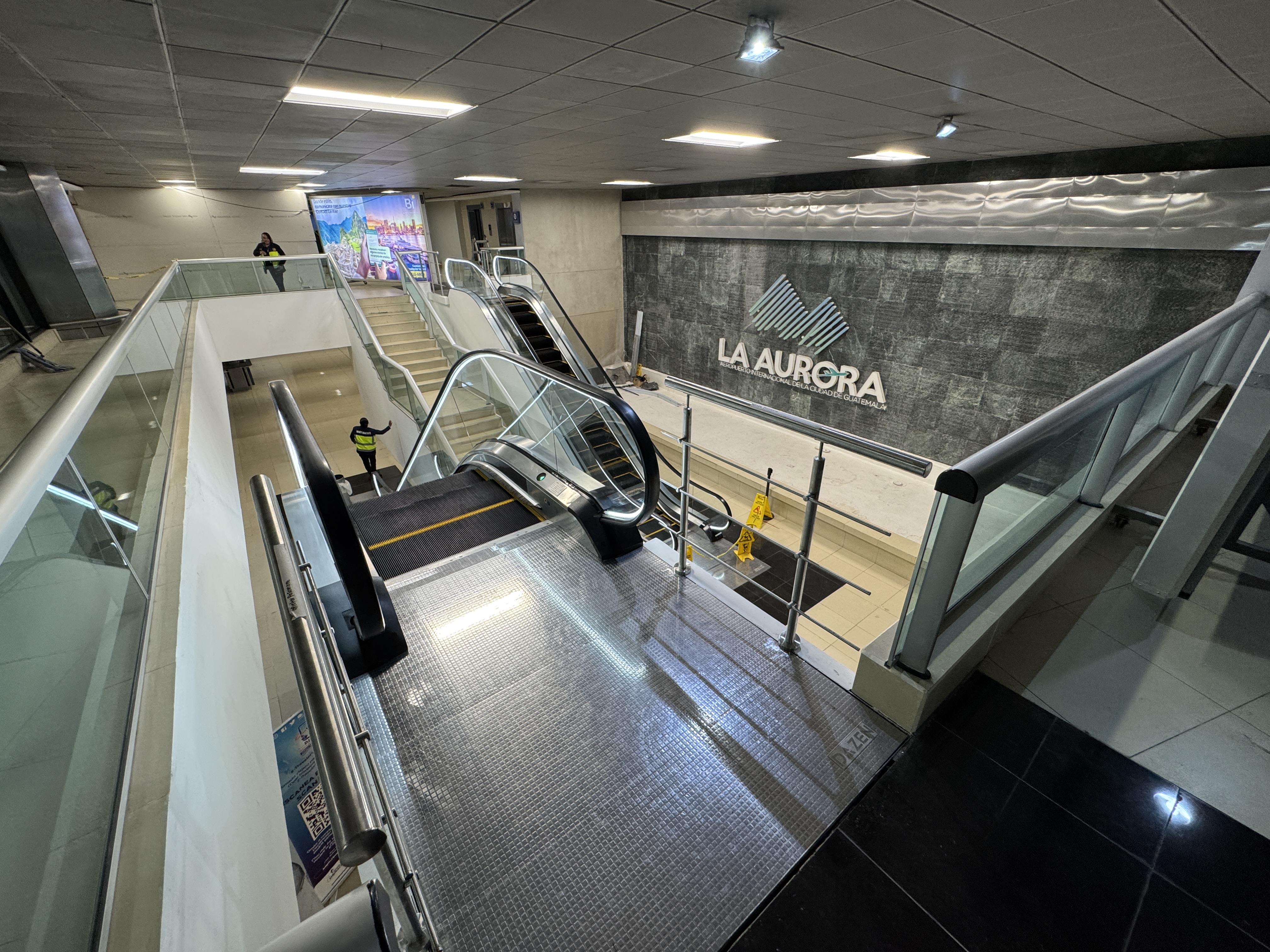 Concluye instalación de gradas eléctricas y ascensores en Aeropuerto La Aurora y detallan pasos a seguir