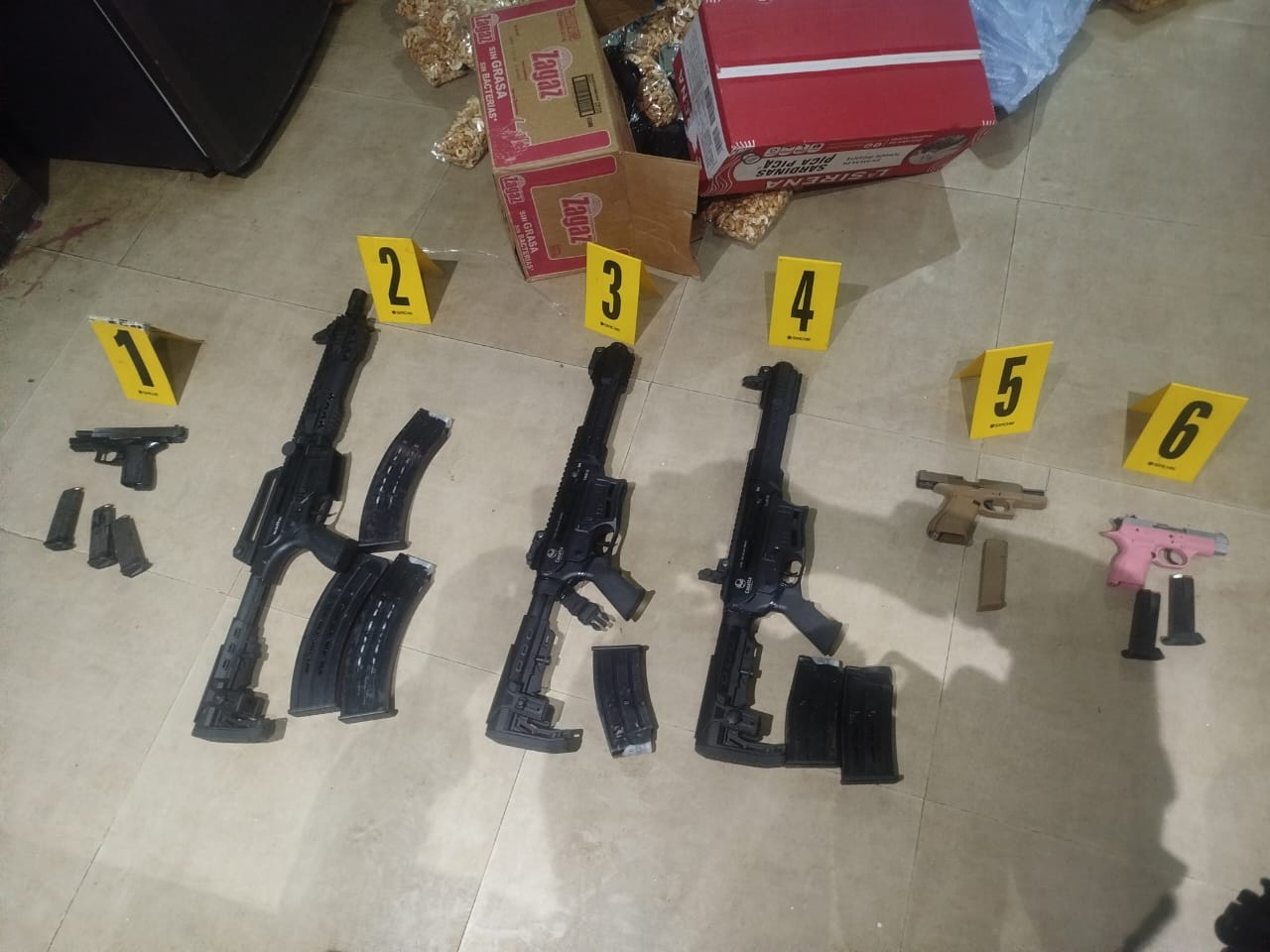 Armas, drogas y una máquina para contar dinero son incautados durante allanamiento en Suchitepéquez