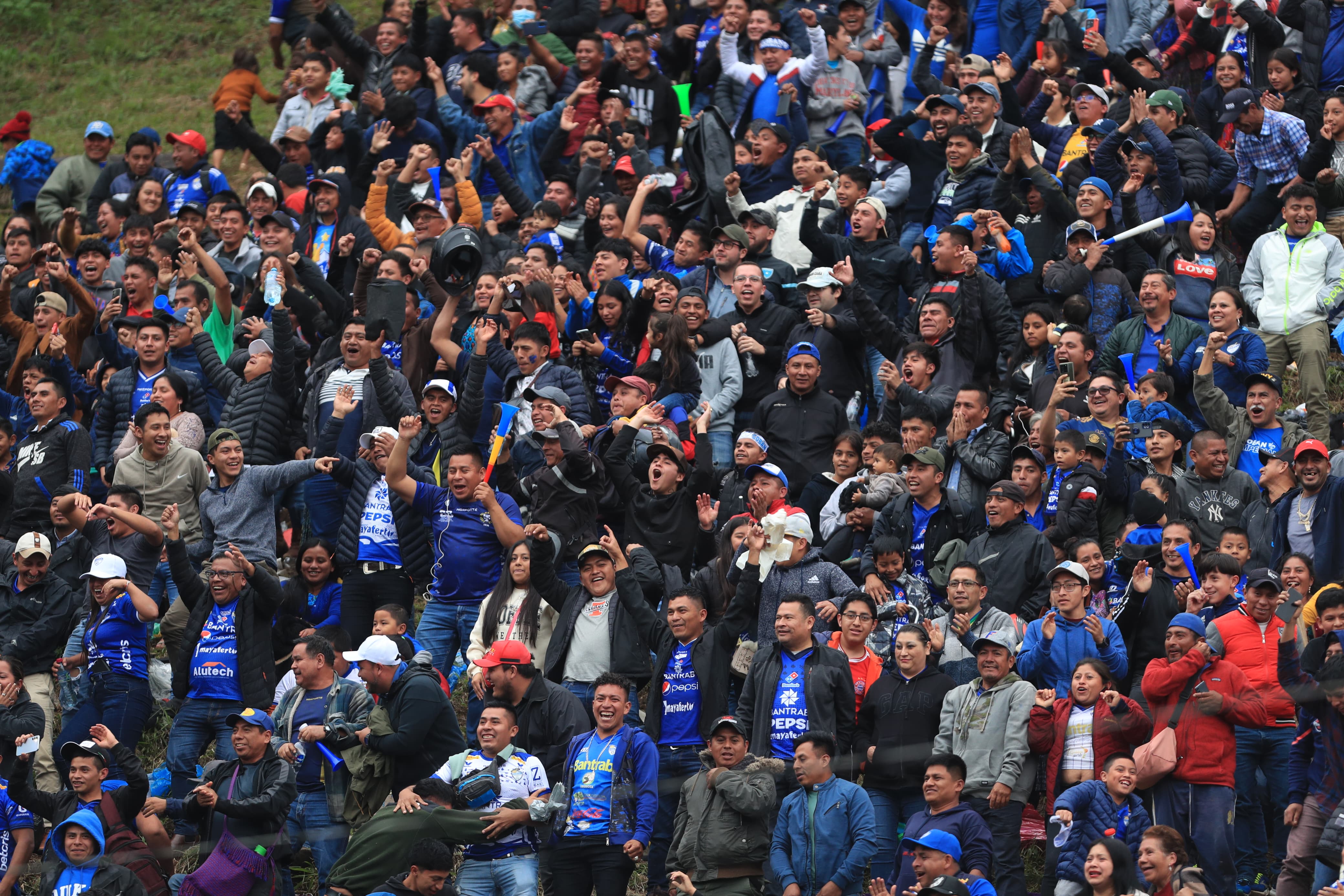 La afición de Cobán Imperial celebra en las gradas del estadio José Ángel Rossi el triunfo contra Xinabajul. (Foto Prensa Libre: Douglas Suruy).'