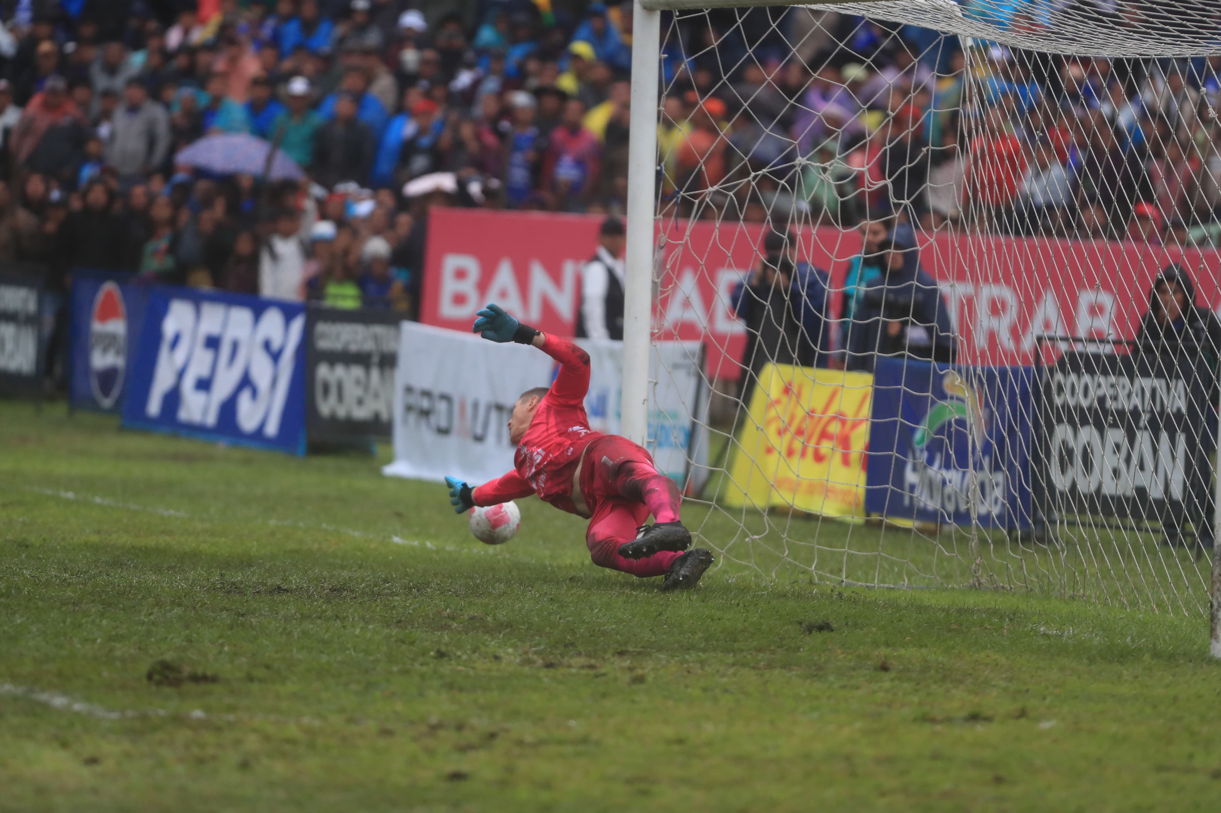 El portero Minor Álvarez fue el héroe de Cobán al detener el quinto penalti de Xinabajul. (Foto Prensa Libre: Douglas Suruy)'