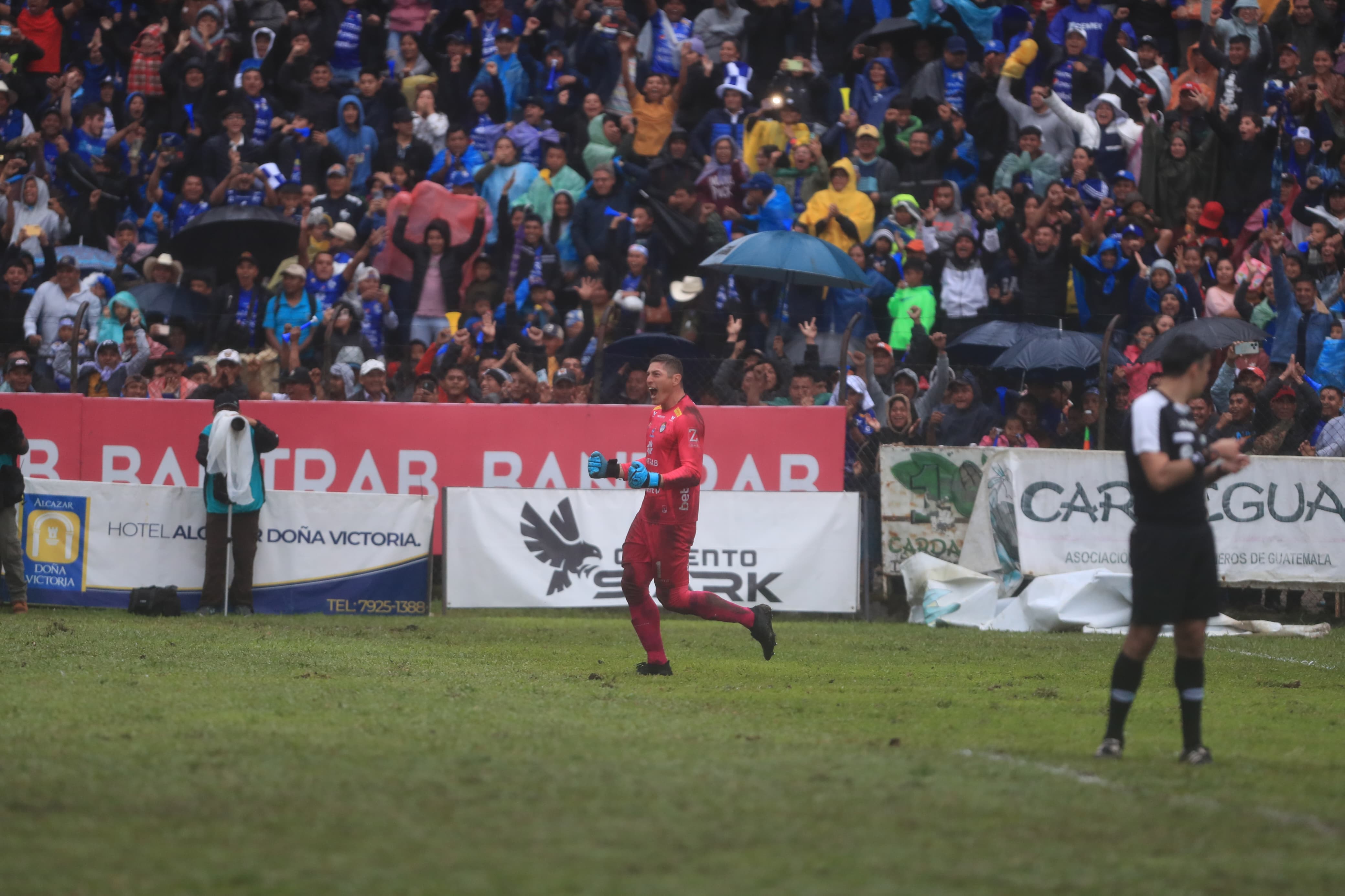 Minor Álvarez celebra la victoria de Cobán contra Xinabajul y el pase a la final. (Foto Prensa Libre: Douglas Suruy).'