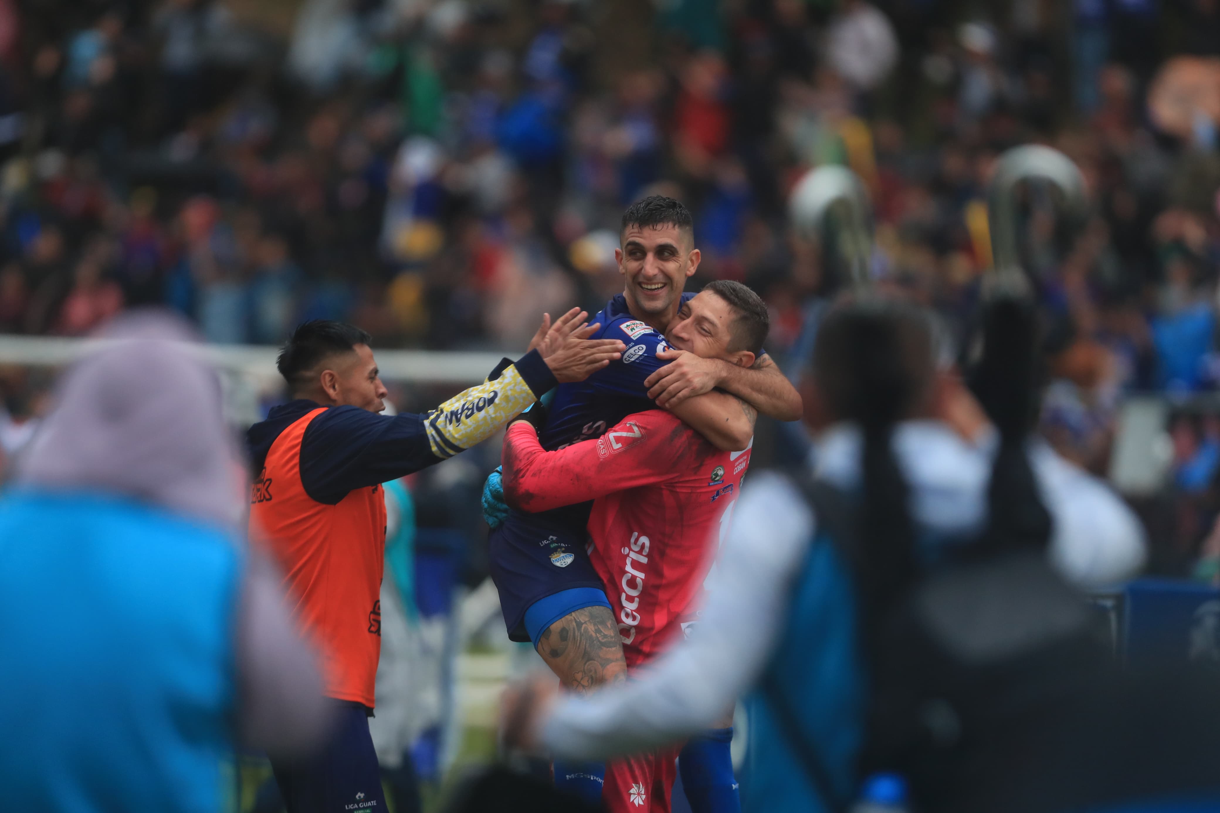 Minor Álvarez es felicitado por sus compañeros en la victoria de Cobán contra Xinabajul y el pase a la final. (Foto Prensa Libre: Douglas Suruy).'