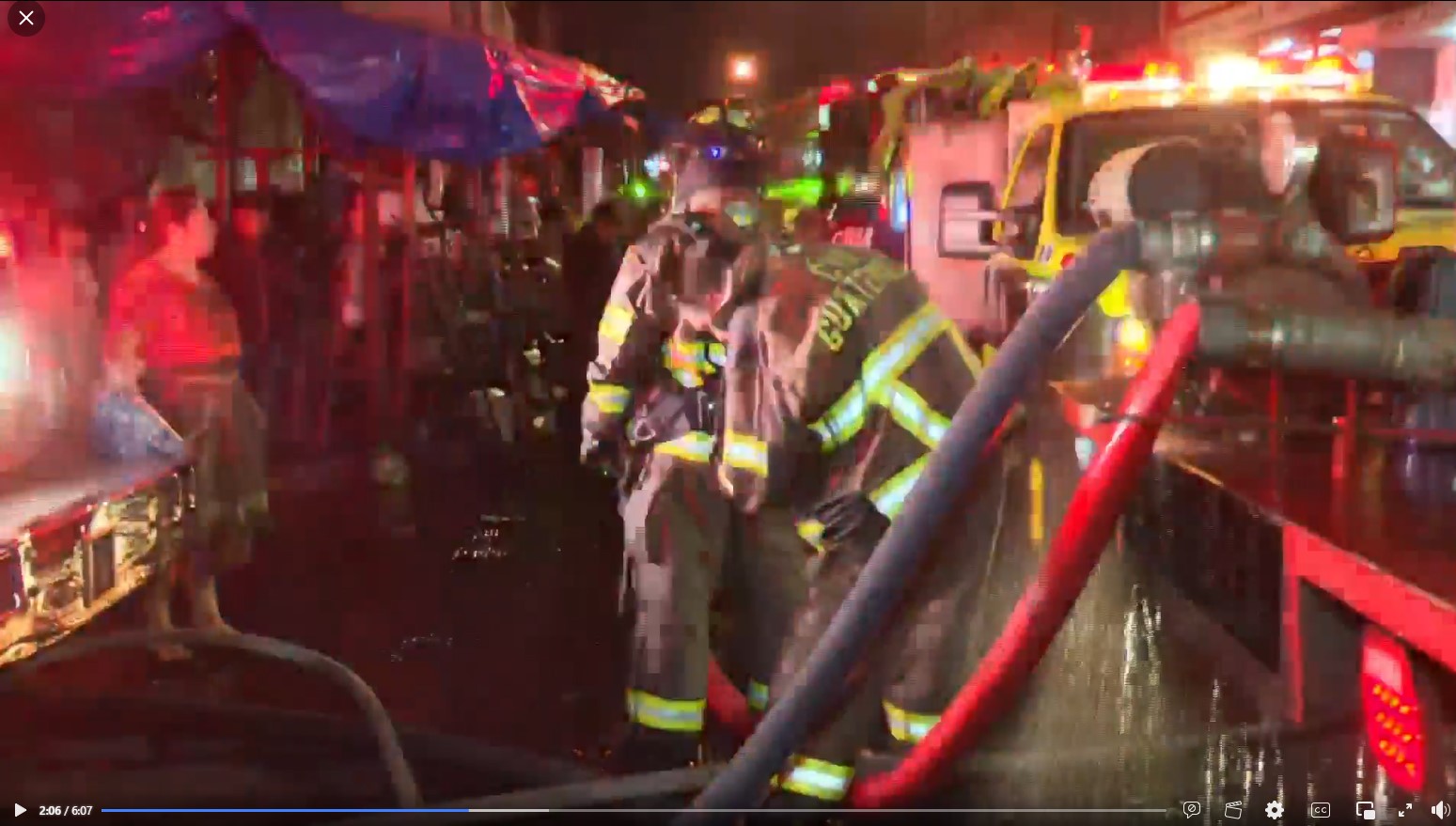 Incendio consume varios locales en el mercado La Terminal