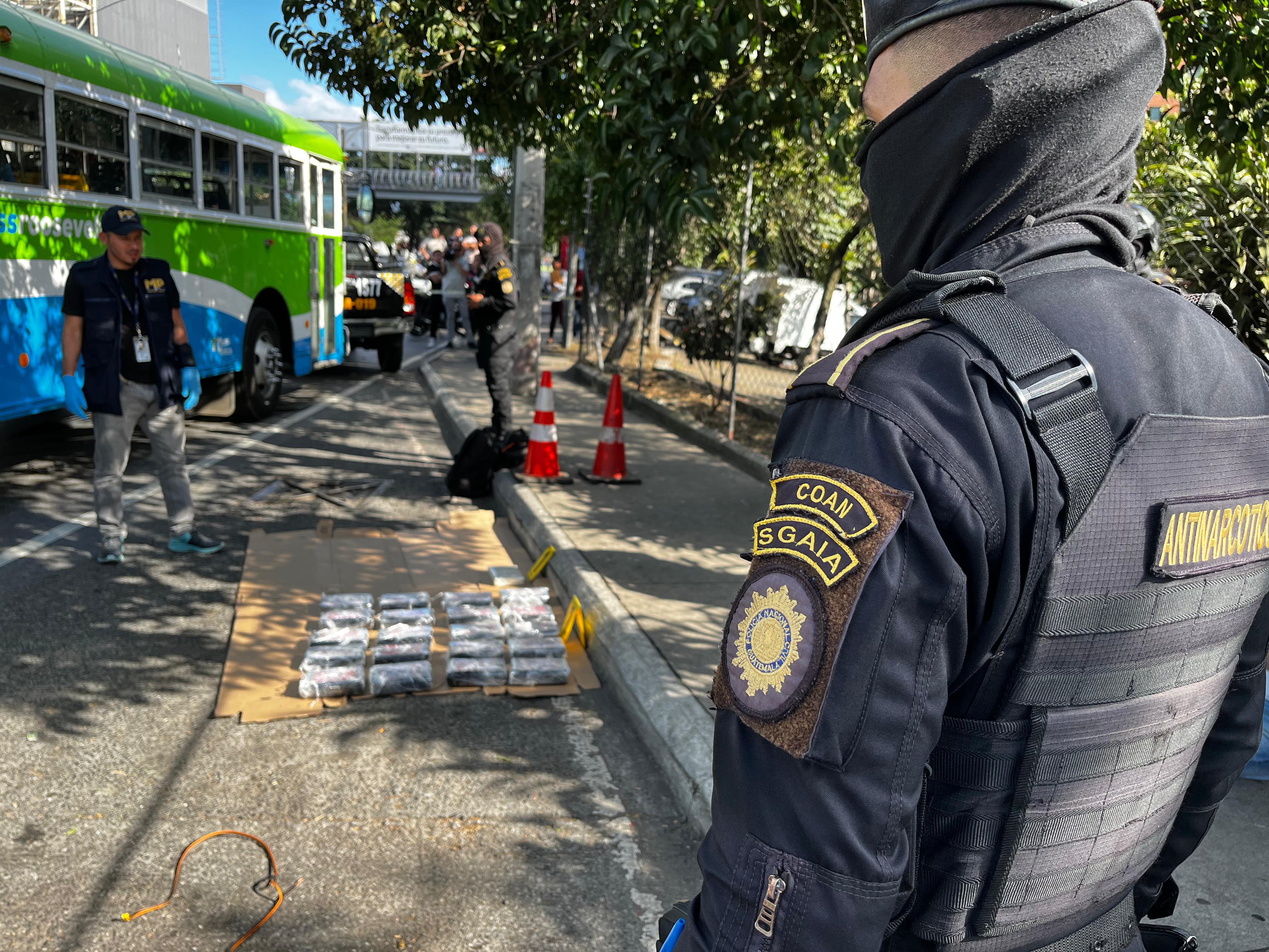 PNC incauta paquetes con posible droga tras una colisión múltiple en calzada Roosevelt