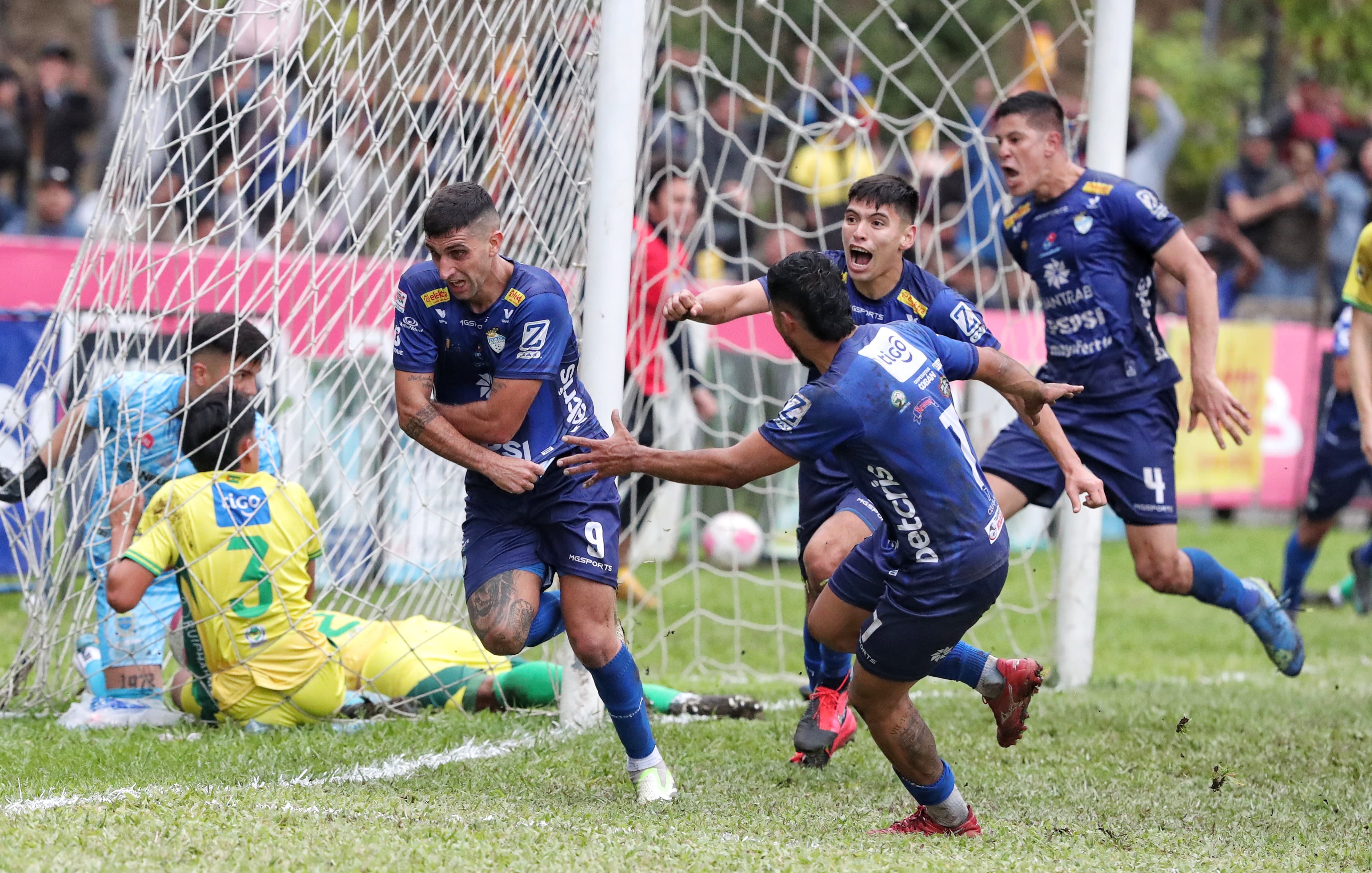 Lucas Campana celebra después de haber anotado el gol del empate de Cobán frente a Xinabajul. (Foto Prensa Libre: Esbin García)'