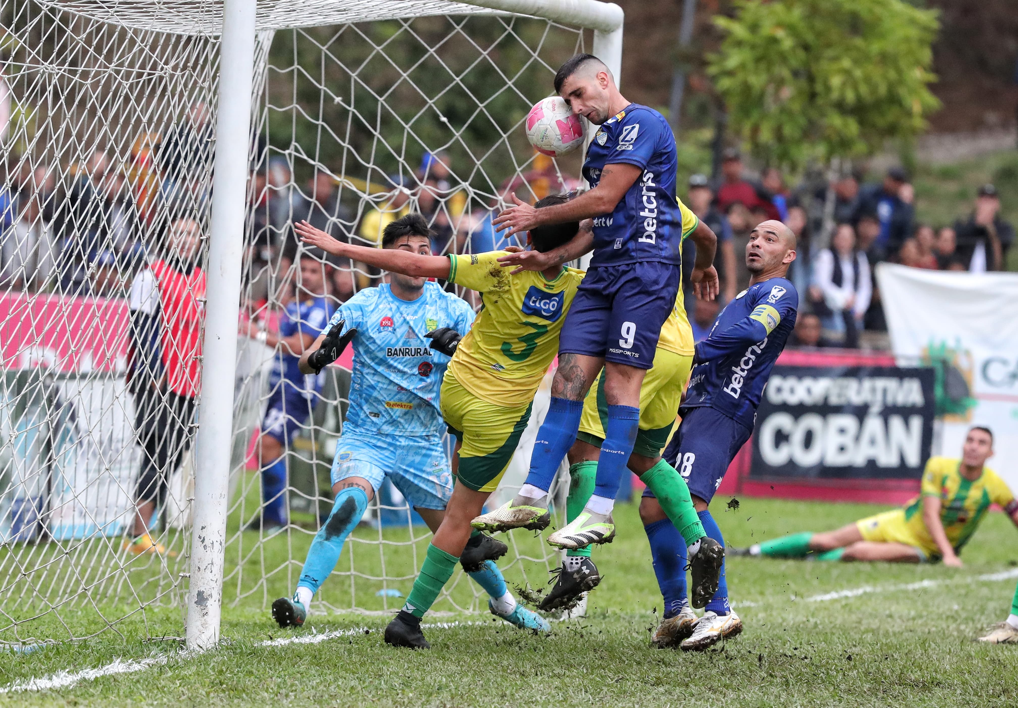 Lucas Campana en el momento que anota el gol del empate de Cobán frente a Xinabajul. (Foto Prensa Libre: Esbin García)'