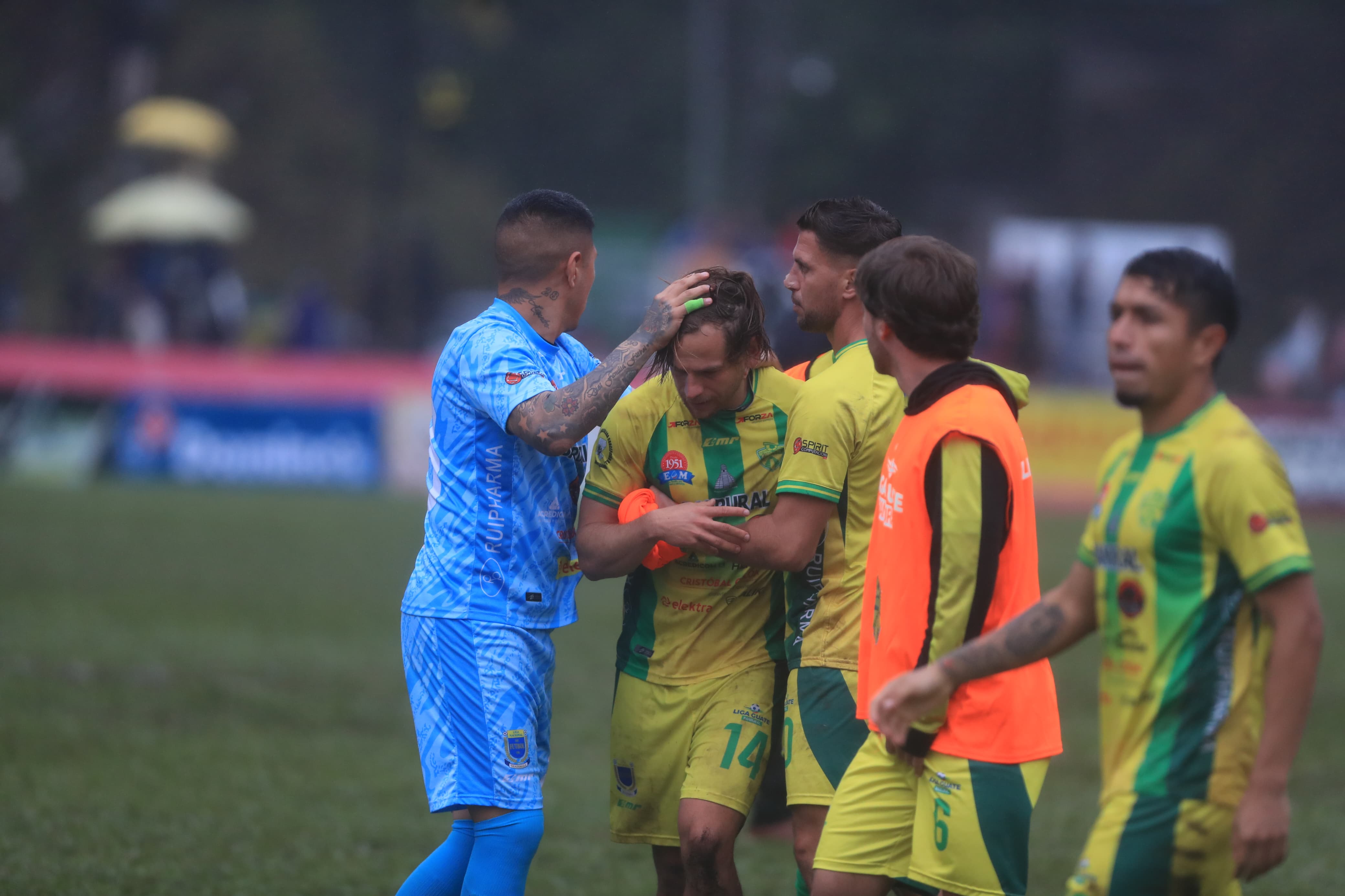 Andy Ruiz fue el villano de Xinabajul al fallar el quinto tiro penalti contra Cobán. (Foto Prensa Libre: Douglas Suruy).'