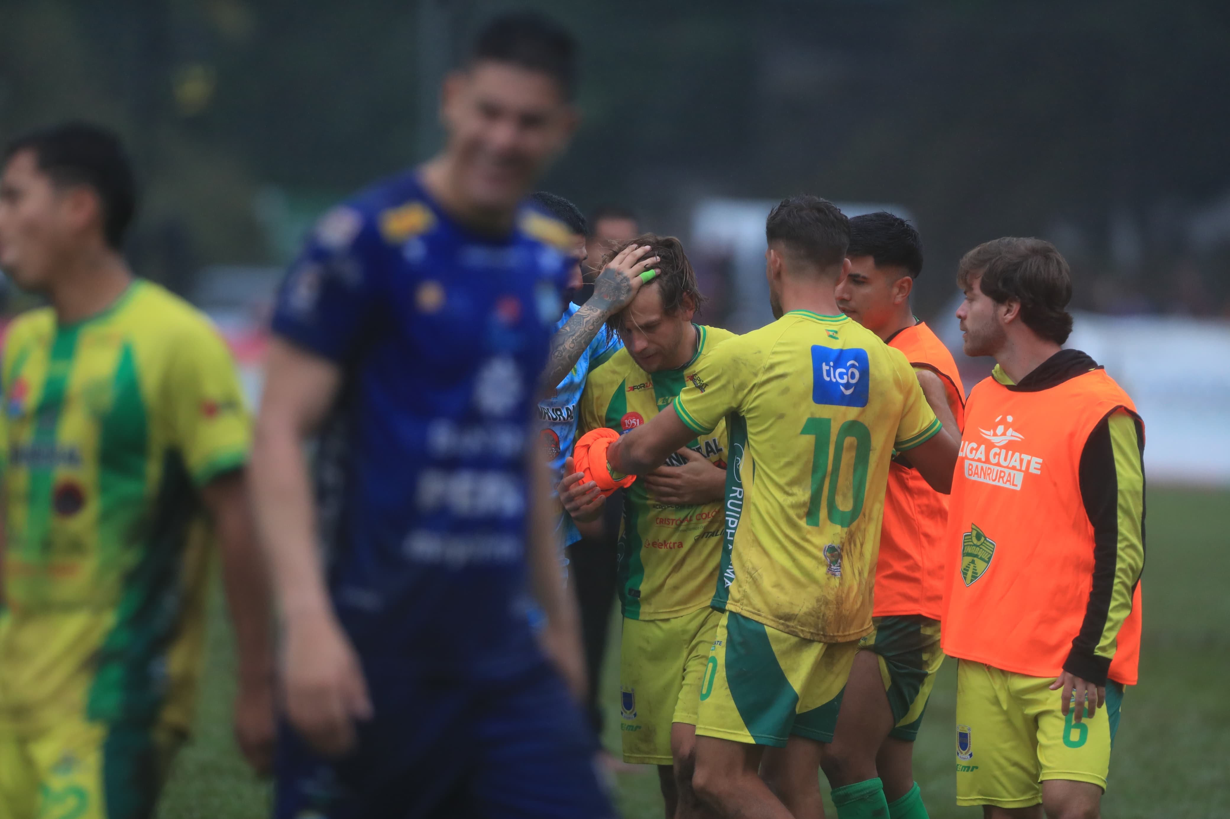 Andy Ruiz es consolado por sus compañeros después de fallar el penalti de Xinabajul contra Cobán. (Foto Prensa Libre: Douglas Suruy)'