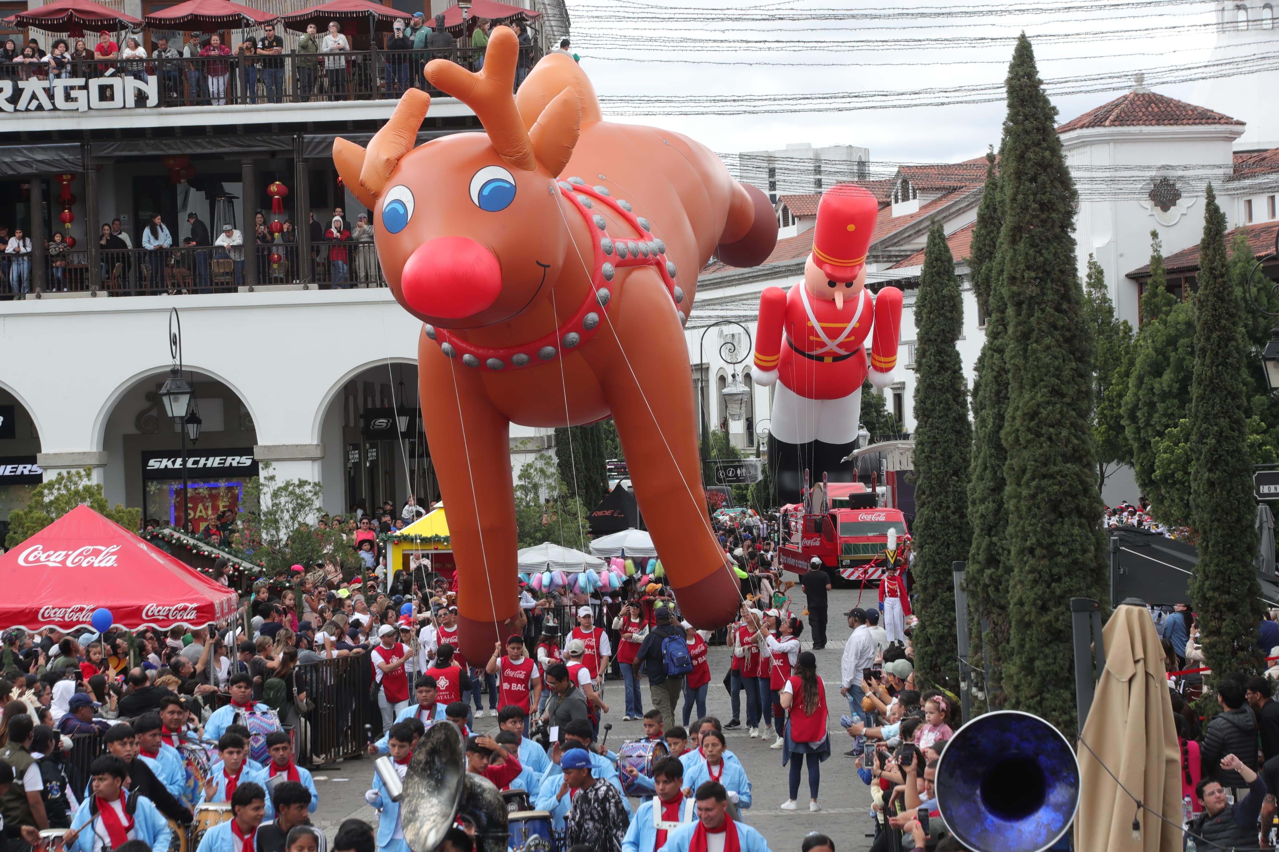 Miles de guatemaltecos disfrutan del ambiente navideño con desfile de globos gigantes