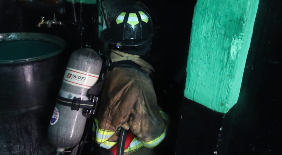 Un menor y un adulto sufren quemaduras durante incendio en una vivienda en Mixco