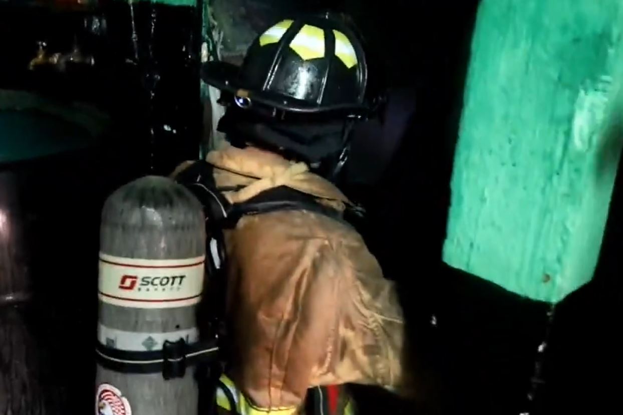Padre e hijo mueren por incendio en Mixco y madre, entre lágrimas, relata lo sucedido