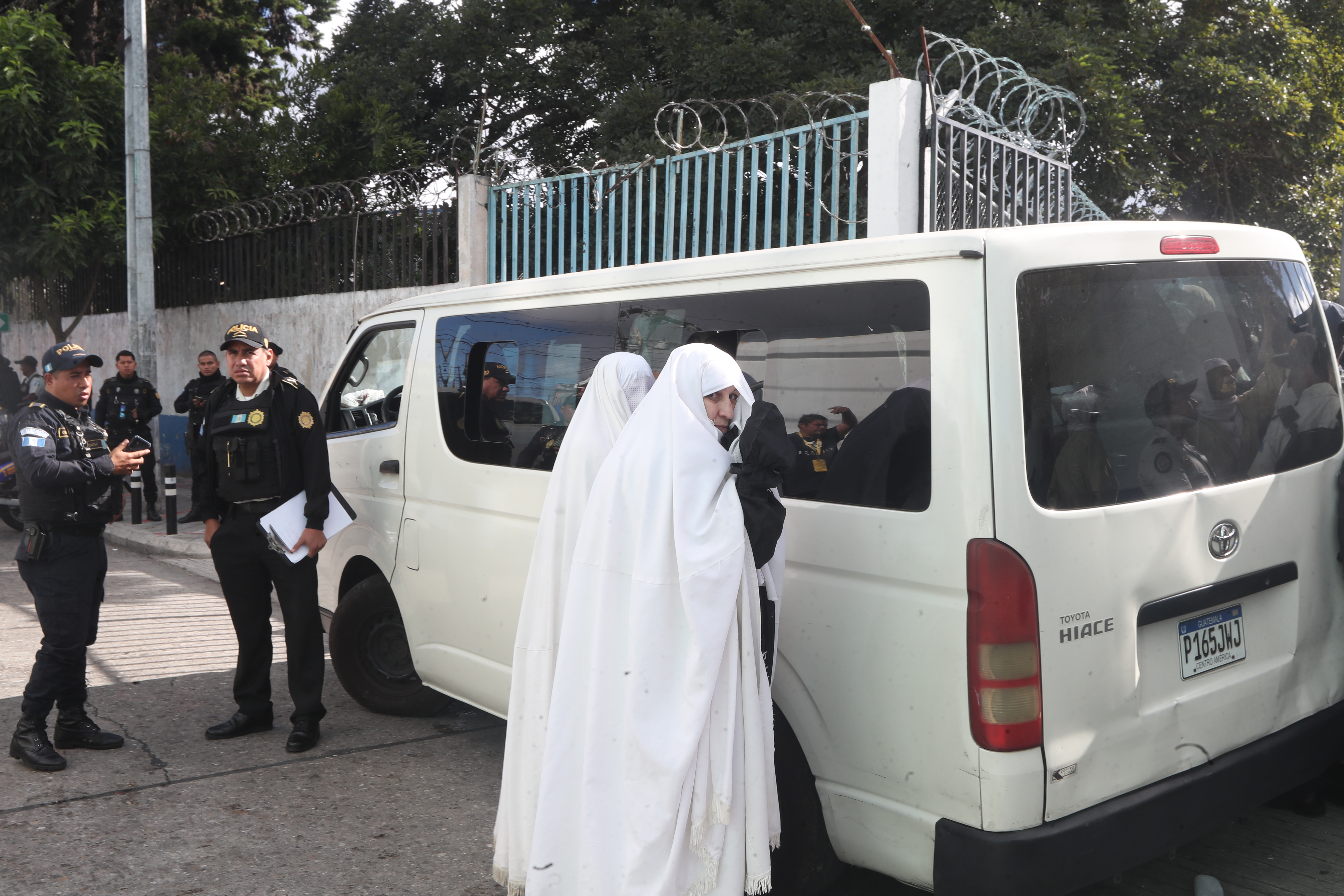 Mujeres pertenecientes a la secta Lev Tahor llegan al Centro de Atención Integral en la zona 3 capitalina, donde se habían trasladado a los menores de edad. (Foto Prensa Libre: Oscar Vásquez)