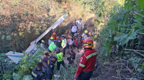 Vista de donde quedó avioneta accidentada en la zona 13 de la capital. Tres personas resultaron heridas. (Foto Prensa Libre: Bomberos Municipales)