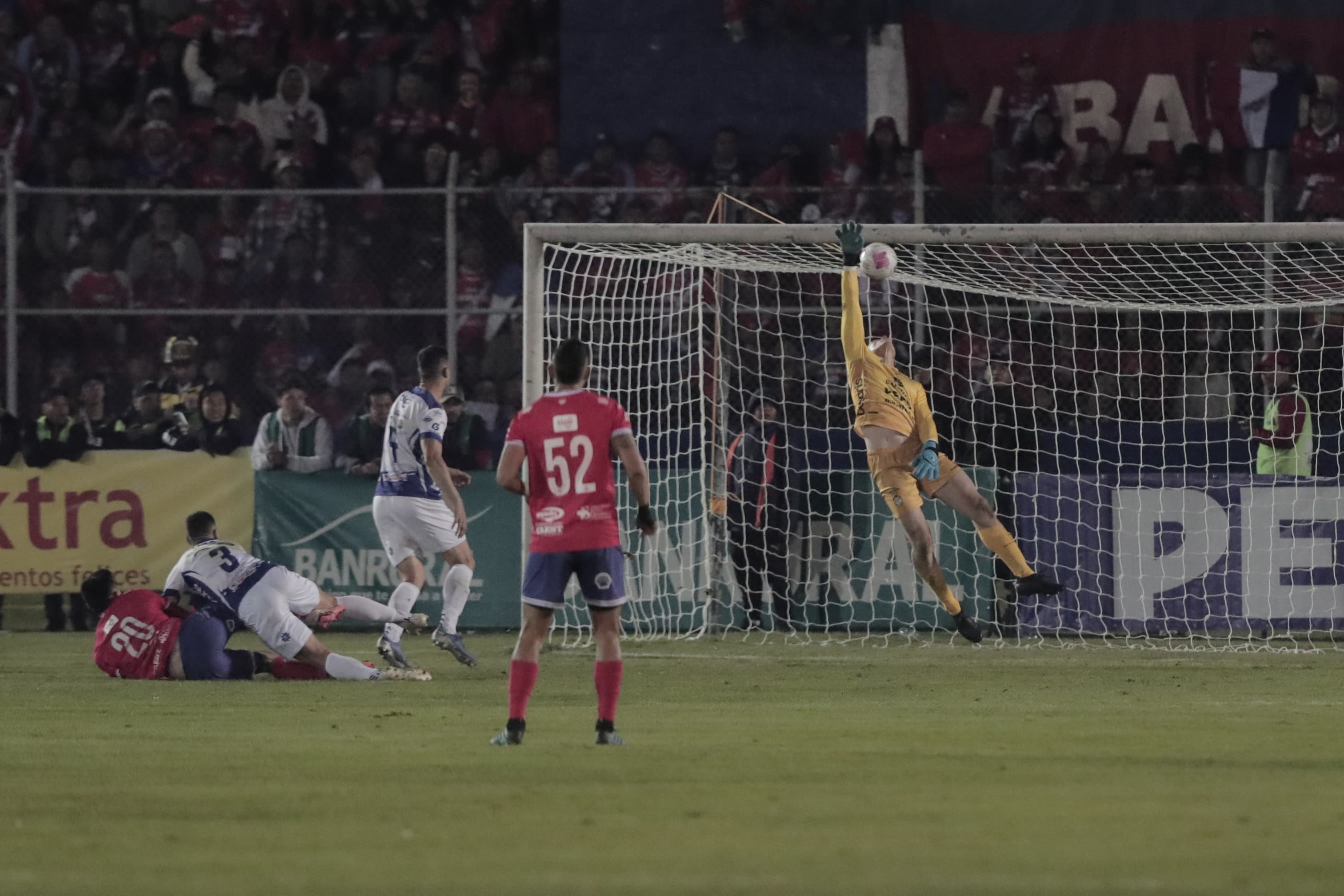Acción en donde Xelajú consigue el tercer gol. (Foto Prensa Libre: Erick Ávila)