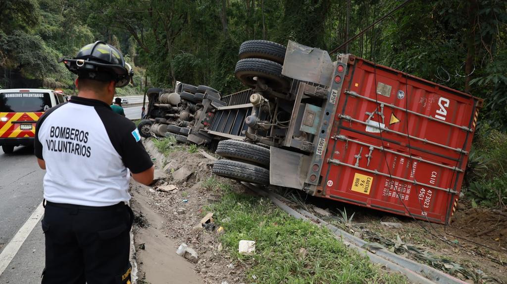 Tráiler vuelca en la bajada de Villalobos y causa tráfico vehicular