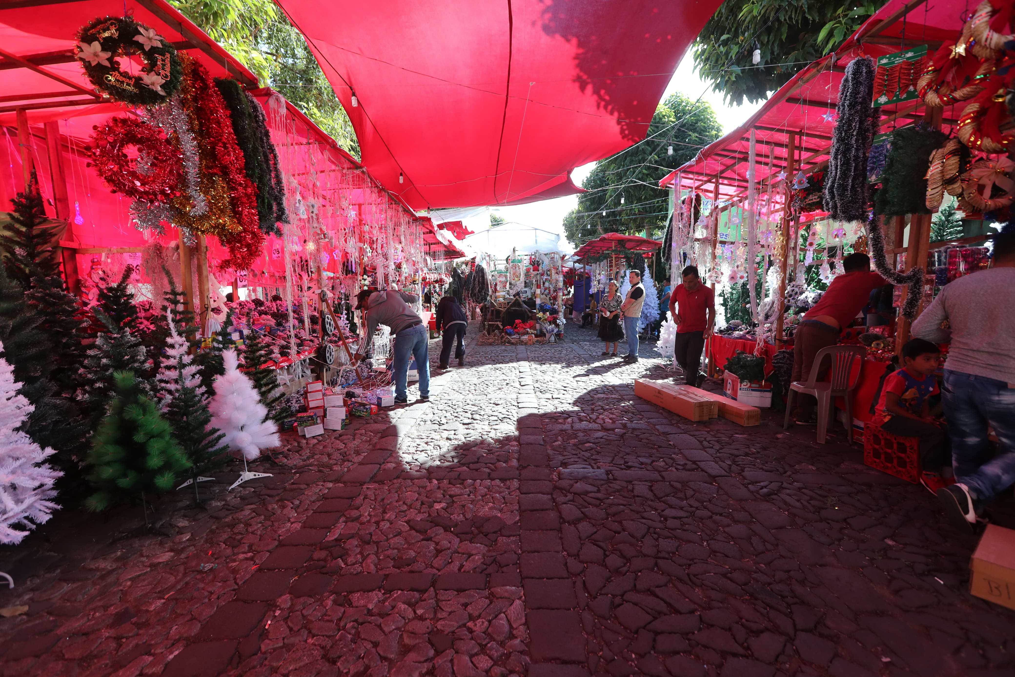 Se instala bazar navideño en la Plaza Barrios de la capital